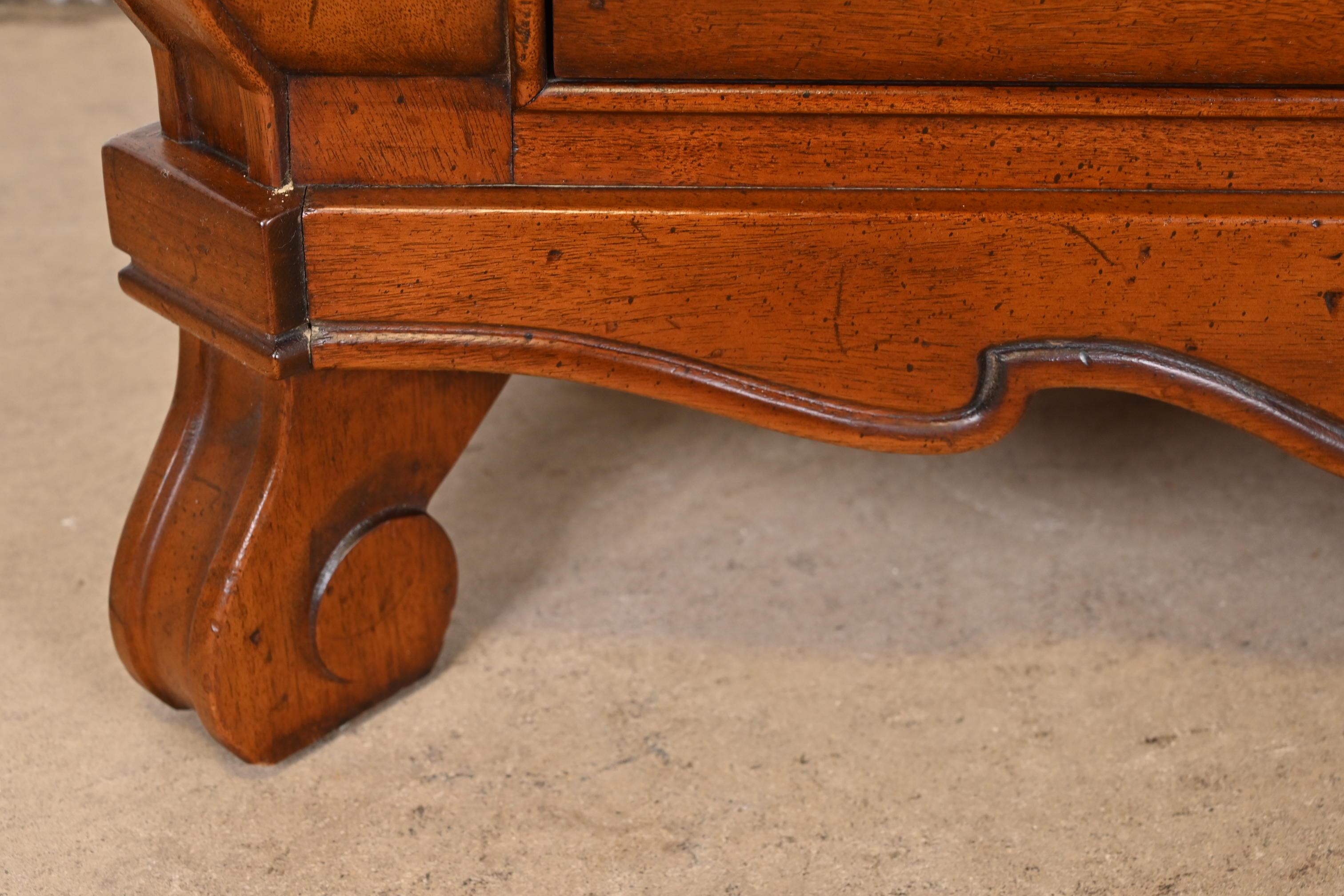 Kommode oder Nachttisch aus Kirschbaumholz in Bombay-Form, Louis XV.-Stil im Angebot 4