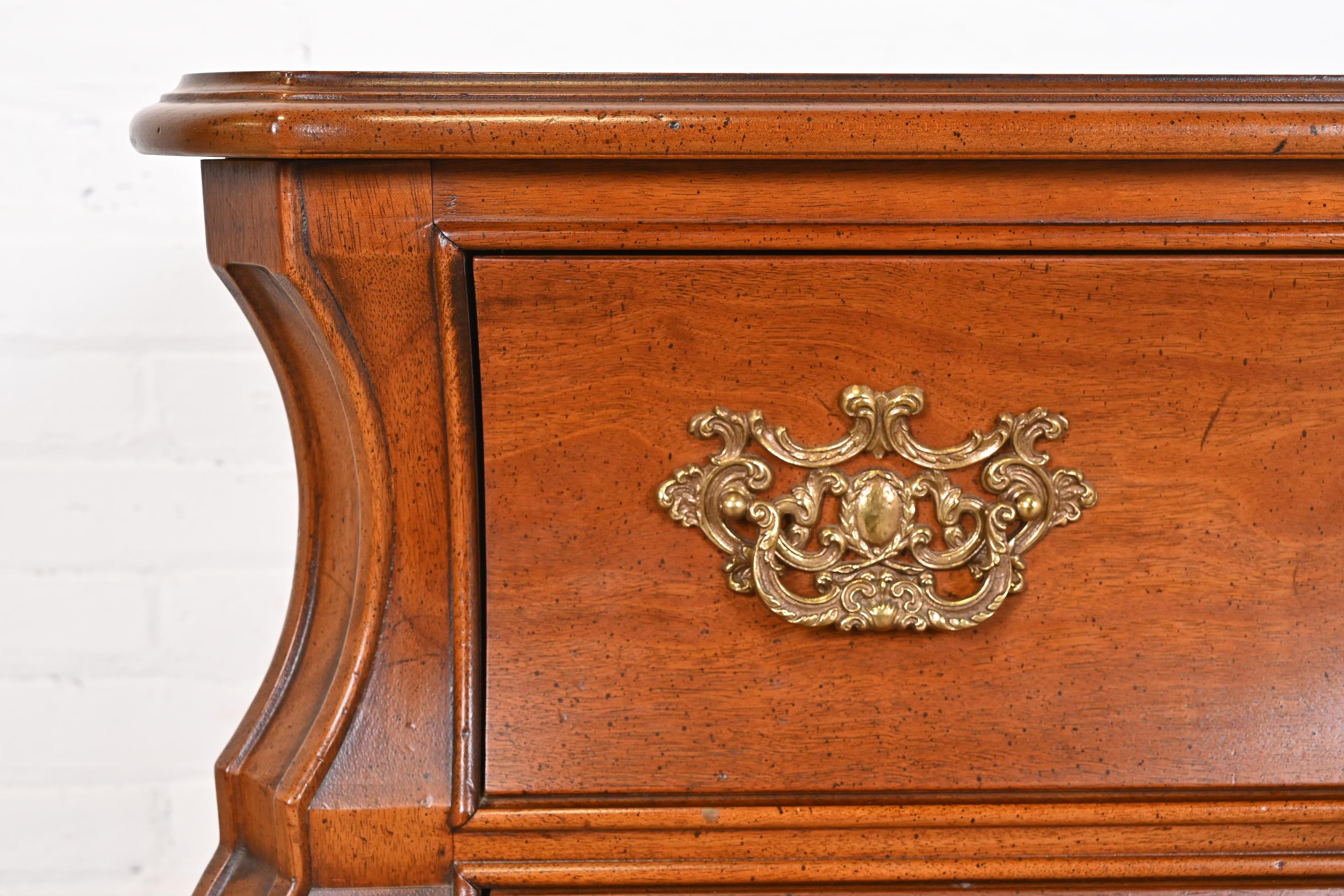Kommode oder Nachttisch aus Kirschbaumholz in Bombay-Form, Louis XV.-Stil im Angebot 3