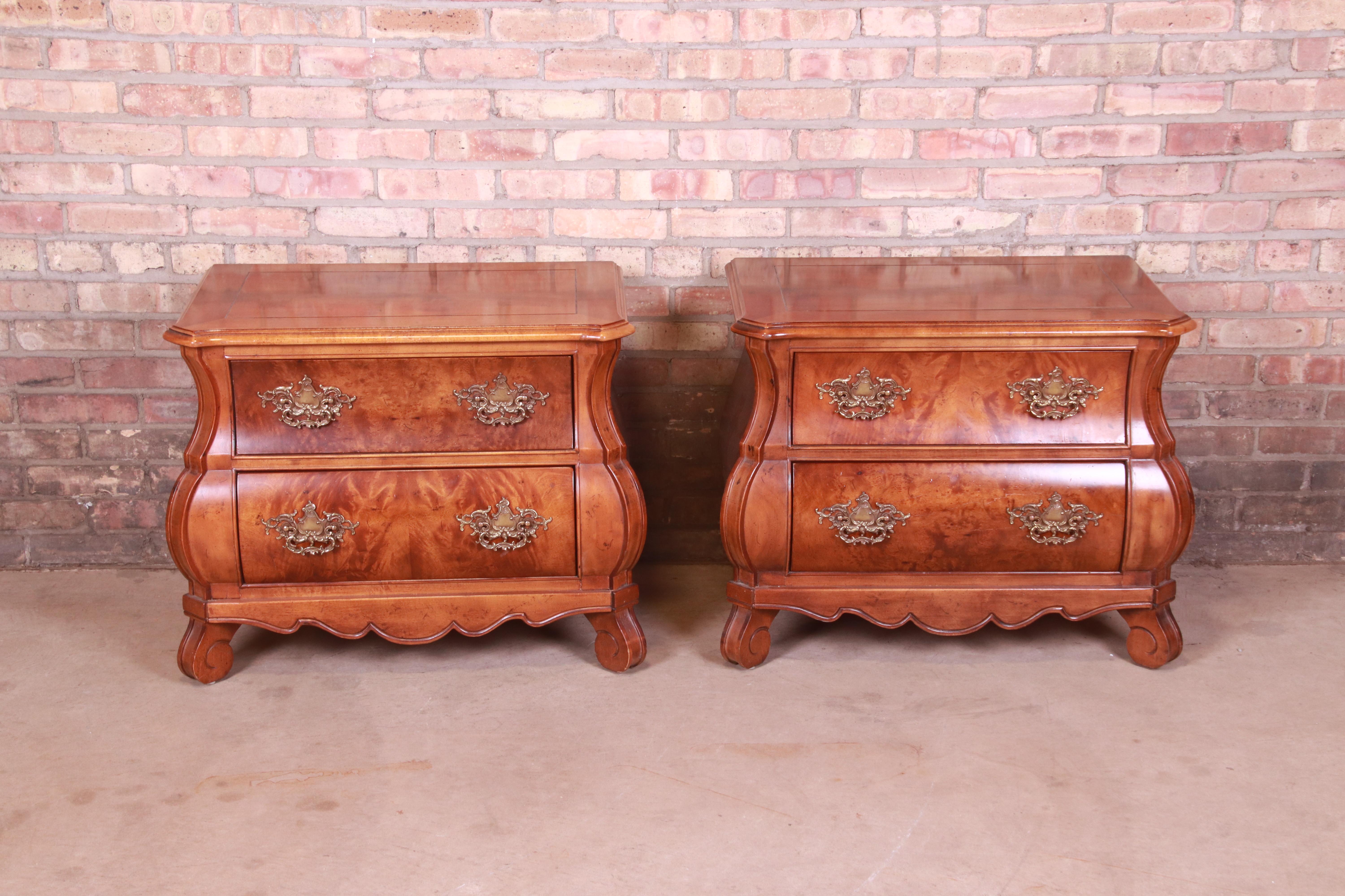 A gorgeous pair of Italian Provincial style bombay form commodes or nightstands

By Henredon

USA, Circa 1980s

Burled walnut, with original brass hardware.

Measures: 29.5