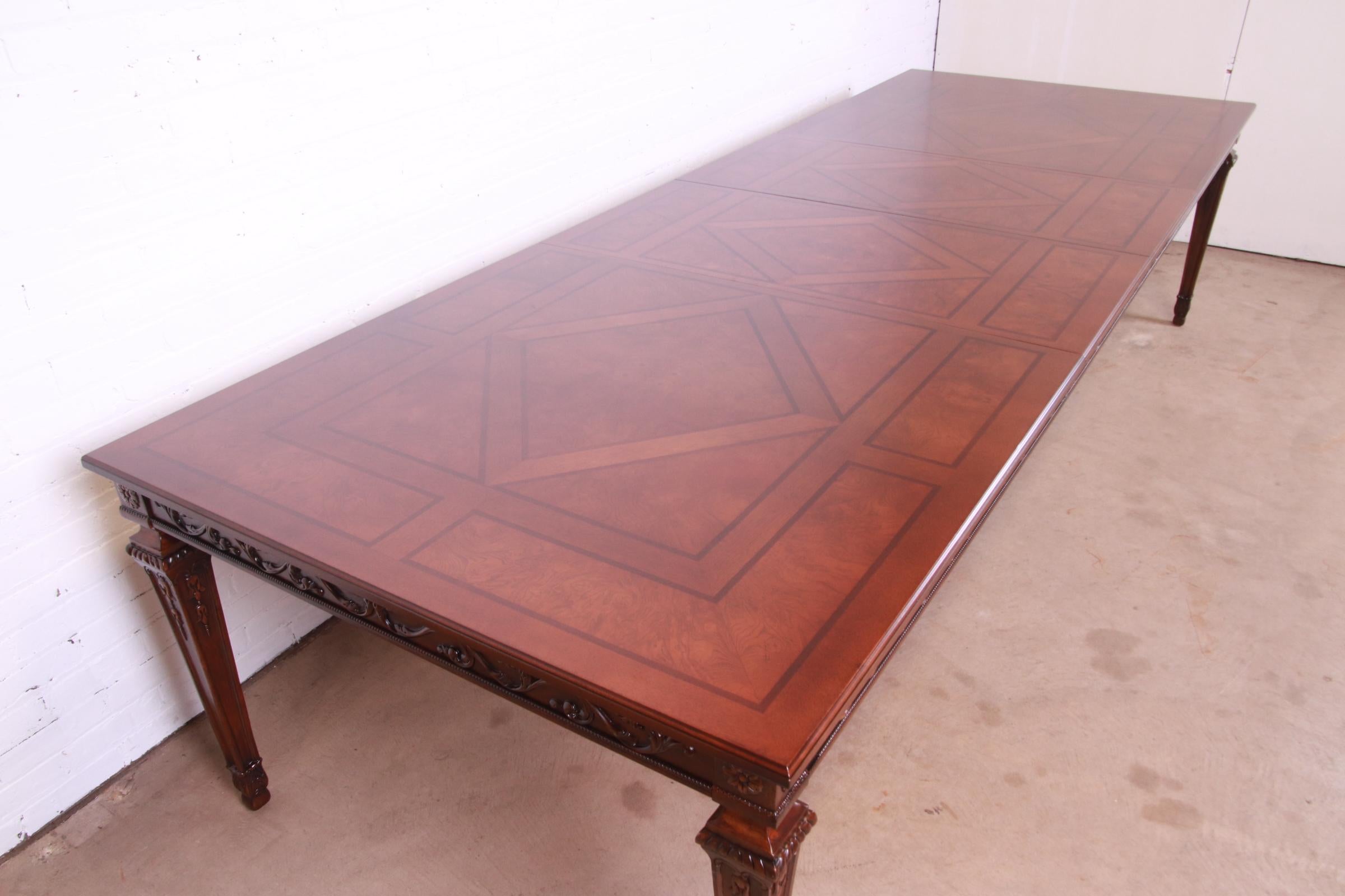 Acajou Table de salle à manger provinciale italienne Henredon en acajou et ronce de bois avec plateau en parqueterie en vente