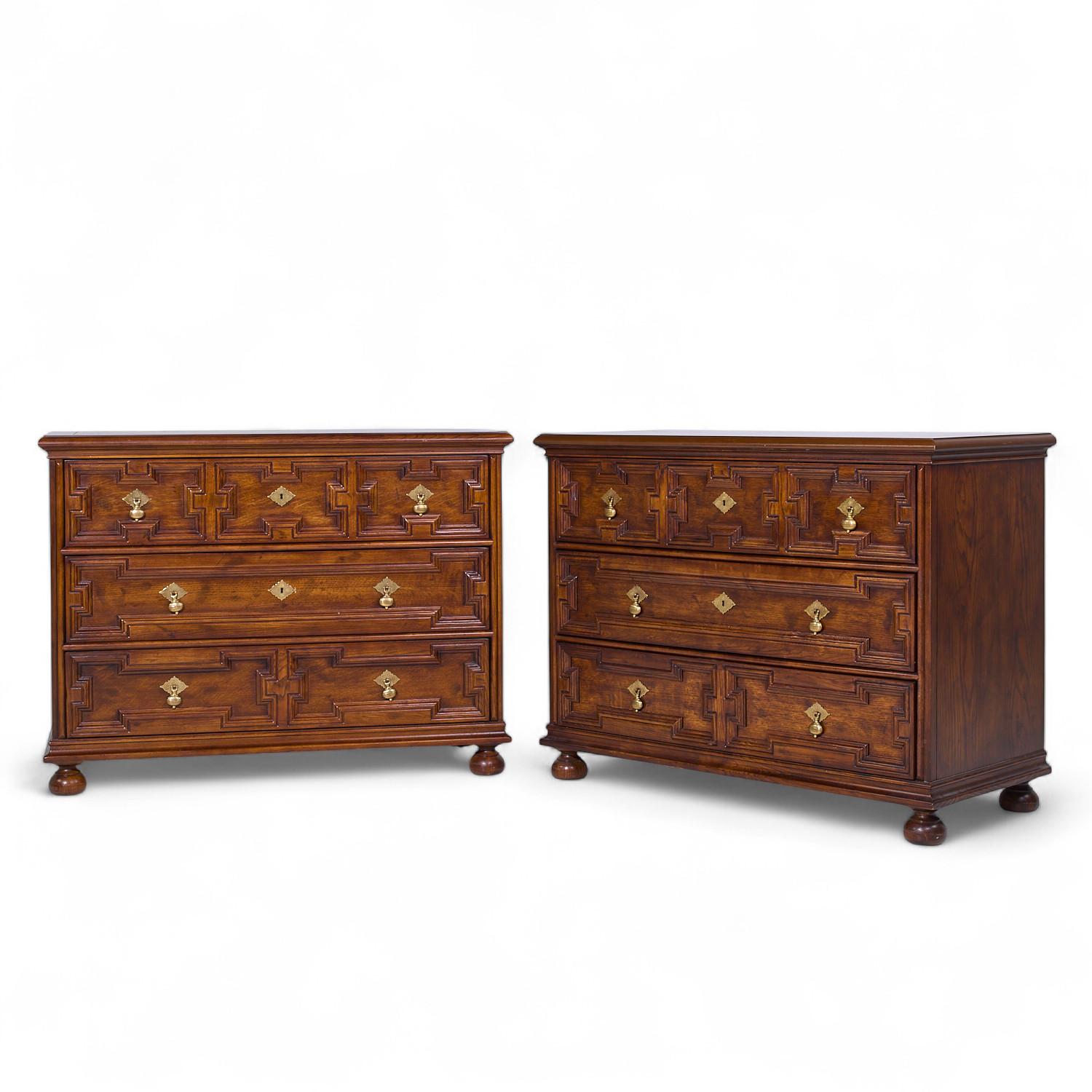 Giacobiano Henredon Jacobean Style Oak and Brass Dresser Chest of Drawers - Pair in vendita