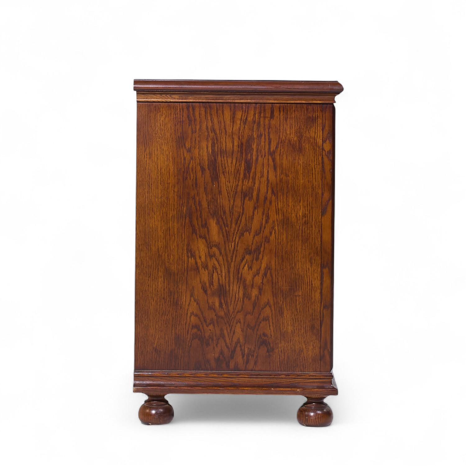 Americano Henredon Jacobean Style Oak and Brass Dresser Chest of Drawers - Pair in vendita