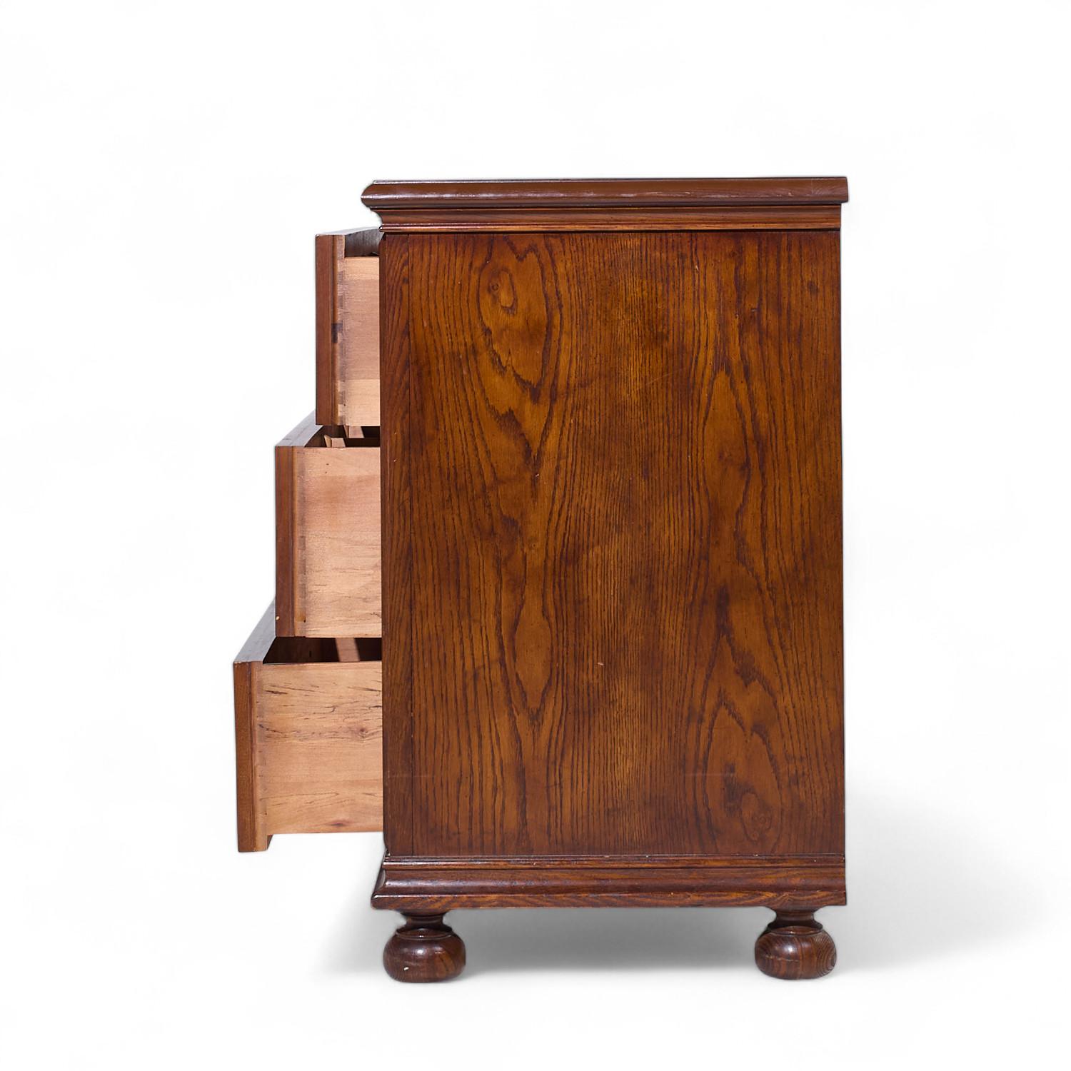 Henredon Jacobean Style Oak and Brass Dresser Chest of Drawers - Pair In condizioni buone in vendita a Countryside, IL
