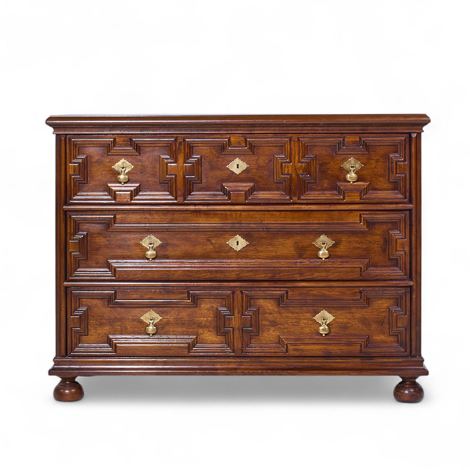 Ottone Henredon Jacobean Style Oak and Brass Dresser Chest of Drawers - Pair in vendita