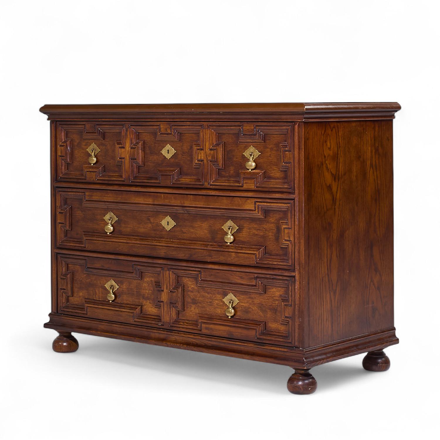 Henredon Jacobean Style Oak and Brass Dresser Chest of Drawers - Pair in vendita 1