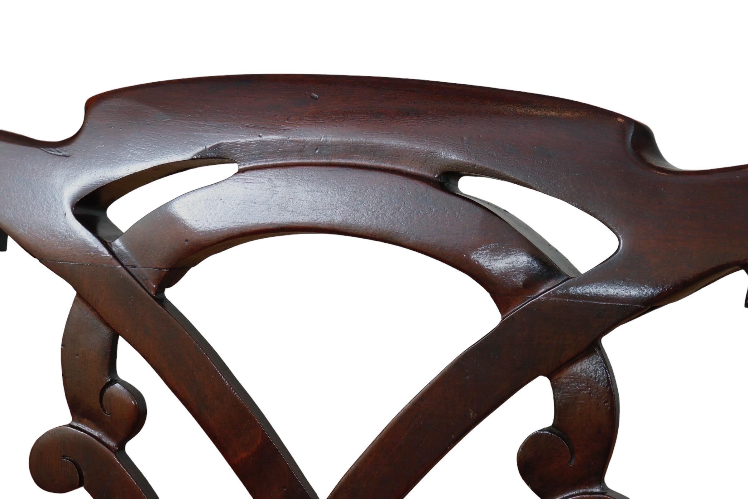 Tête de lit king size de style Chippendale chinois, fabriquée par Henredon pour sa collection Folio Fourteen. En acajou sculpté, en forme de trois dossiers percés, avec des courbes simples et gracieuses.
