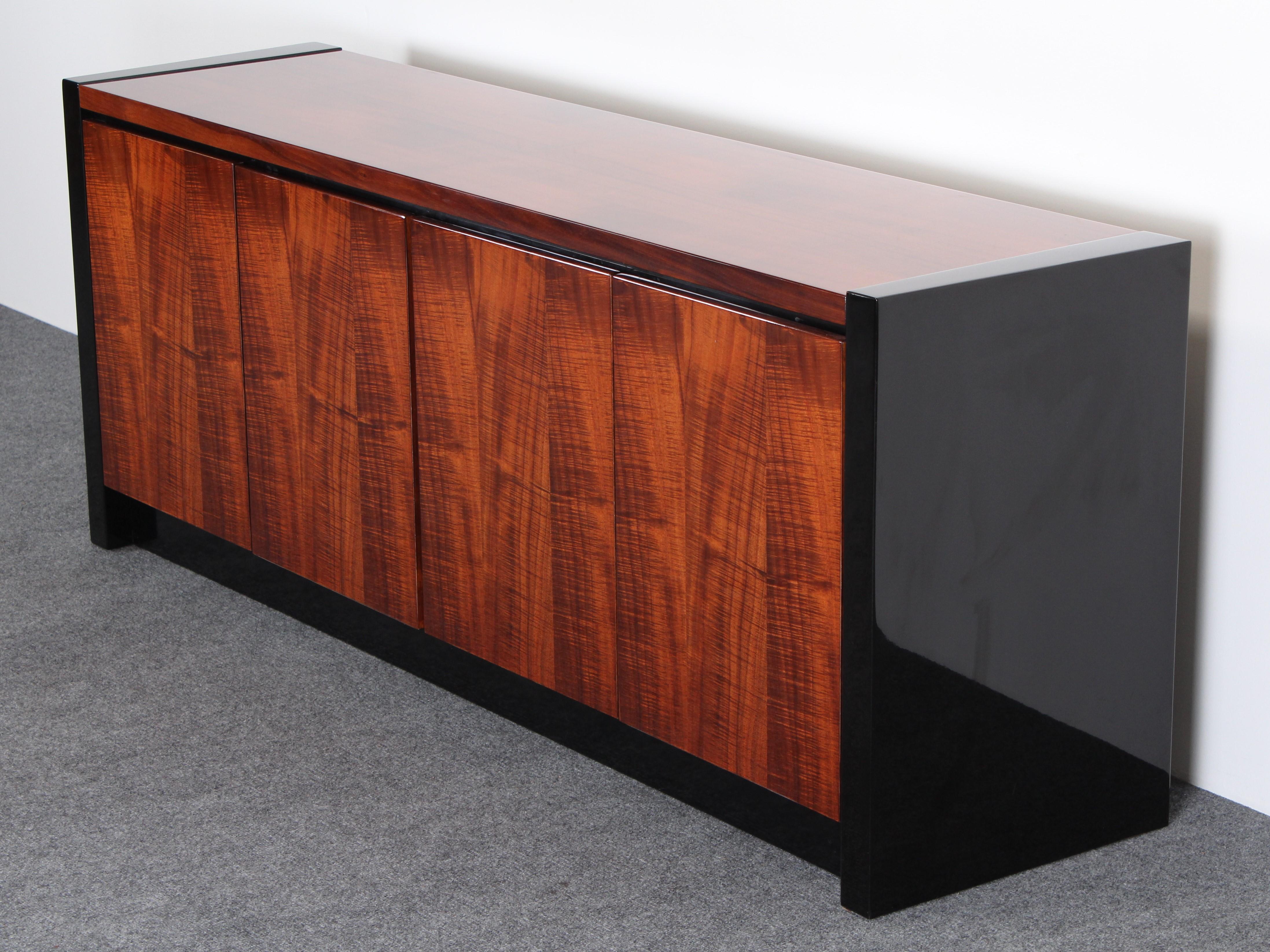 A stunning Henredon Koa wood and black lacquer credenza or sideboard from the Elan Collection by Henredon. Featuring Hawaiian koa wood with lacquer trim. There is a beautiful contrast between the grain of the koa wood and black lacquer finish.