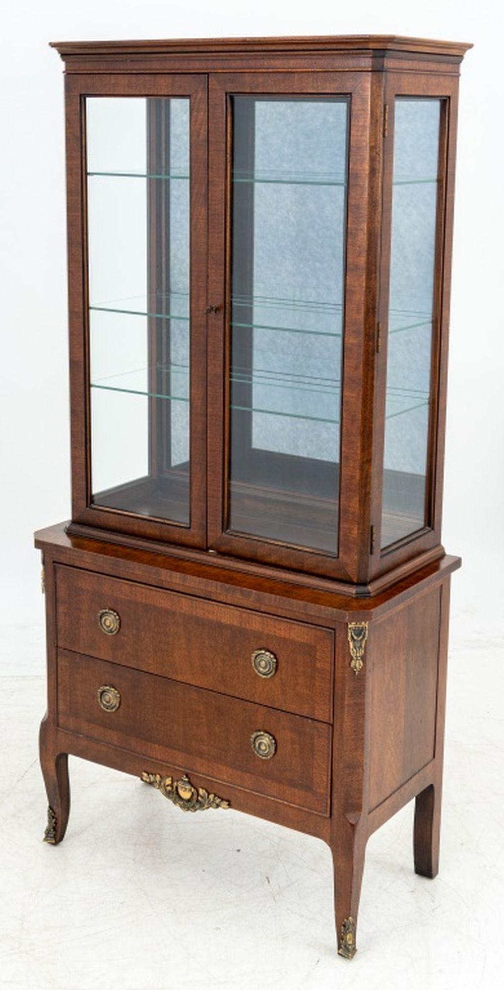Vetrinetta in stile Louis XV in mogano con quattro vetri, retro a specchio e mobile a due ante che si apre su tre ripiani al di sopra di una cassettiera ormeggiata con due cassetti su gambe cabriole, con la dicitura 