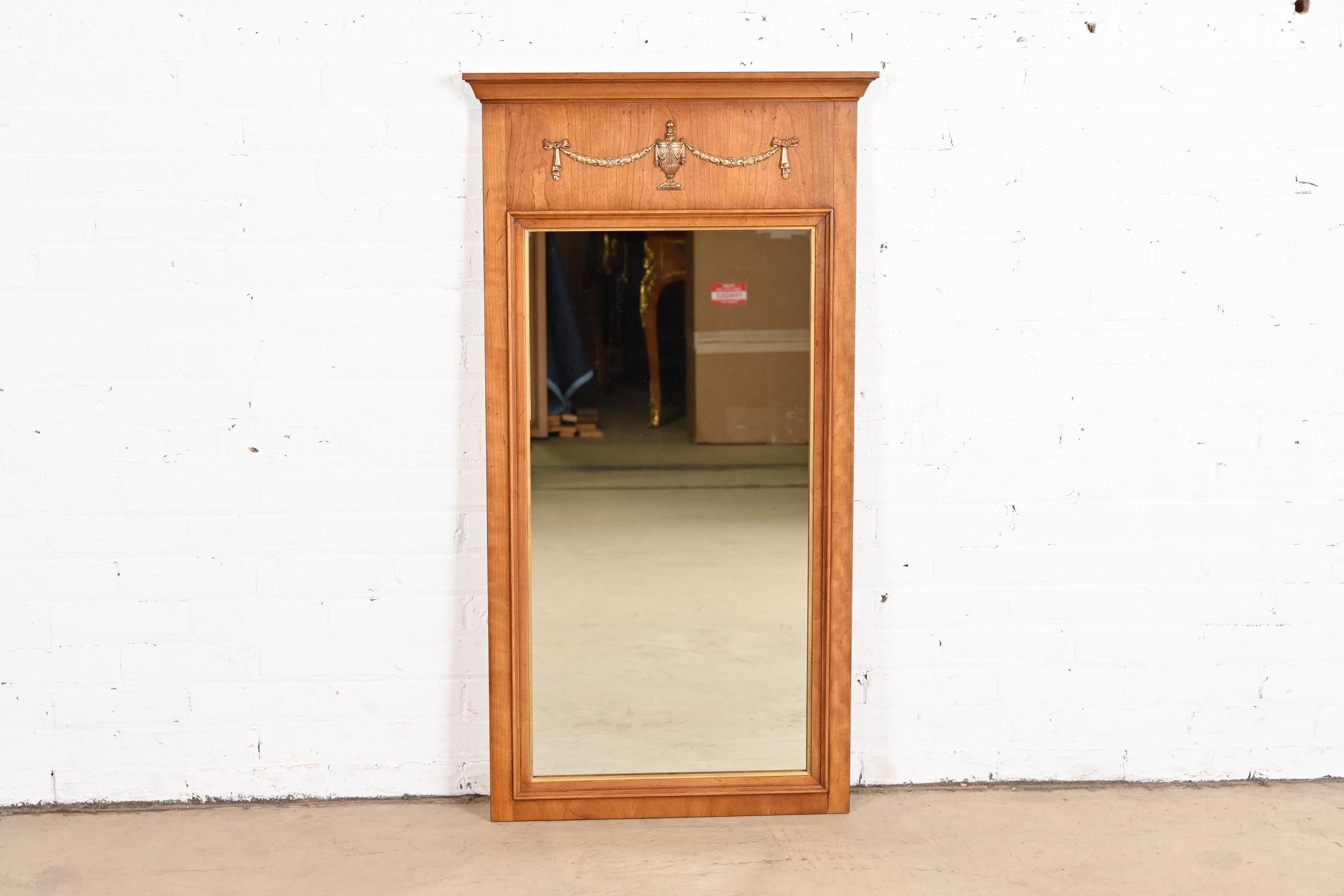 A gorgeous Neoclassical style framed wall mirror

By Henredon

USA, Circa 1980s

Mahogany frame, with gold gilt details.

Measures: 24.25