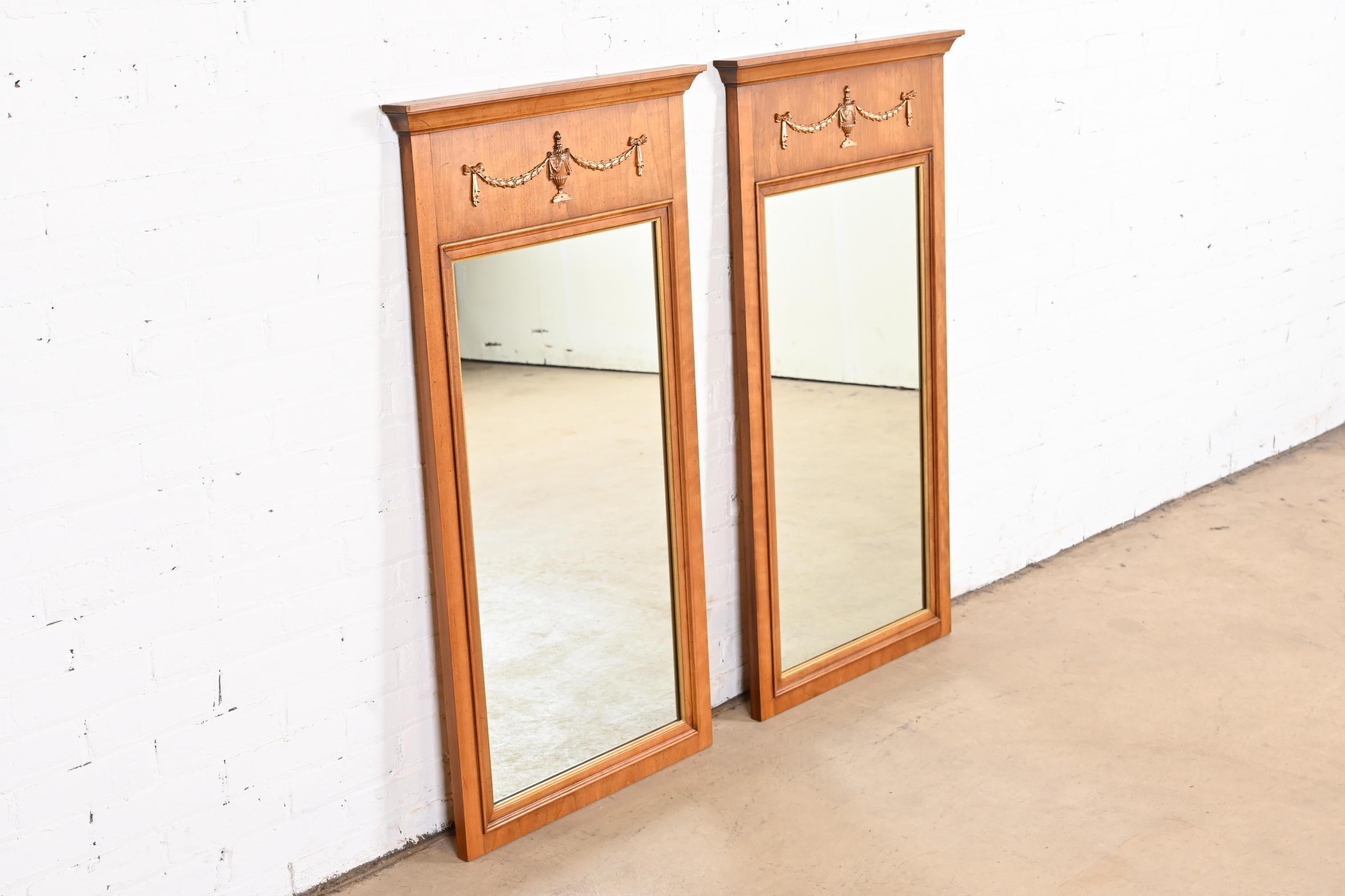 Américain Paire de miroirs muraux néoclassiques Henredon en bois de cerisier de style Louis XVI en vente