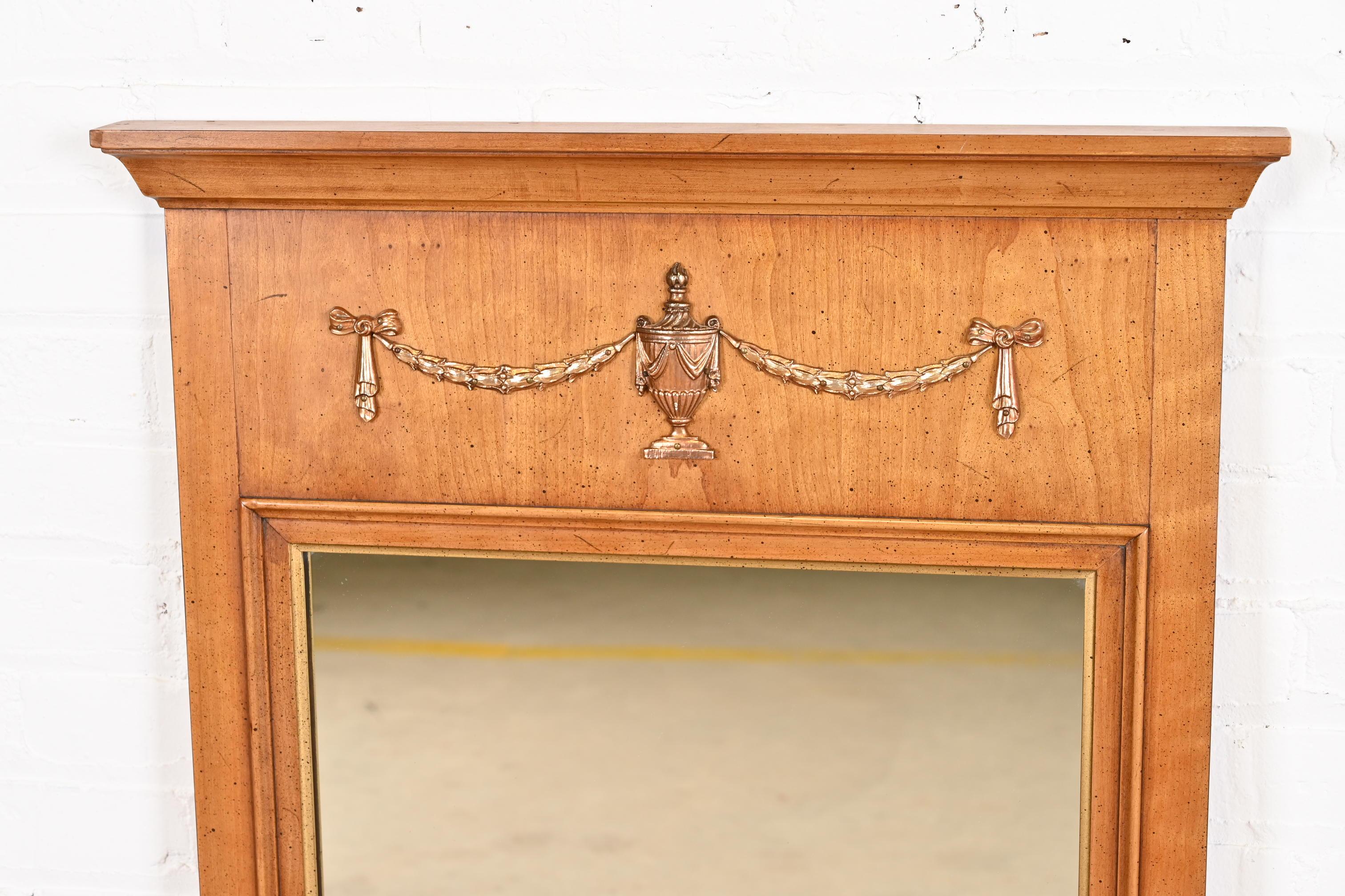 Paire de miroirs muraux néoclassiques Henredon en bois de cerisier de style Louis XVI en vente 1