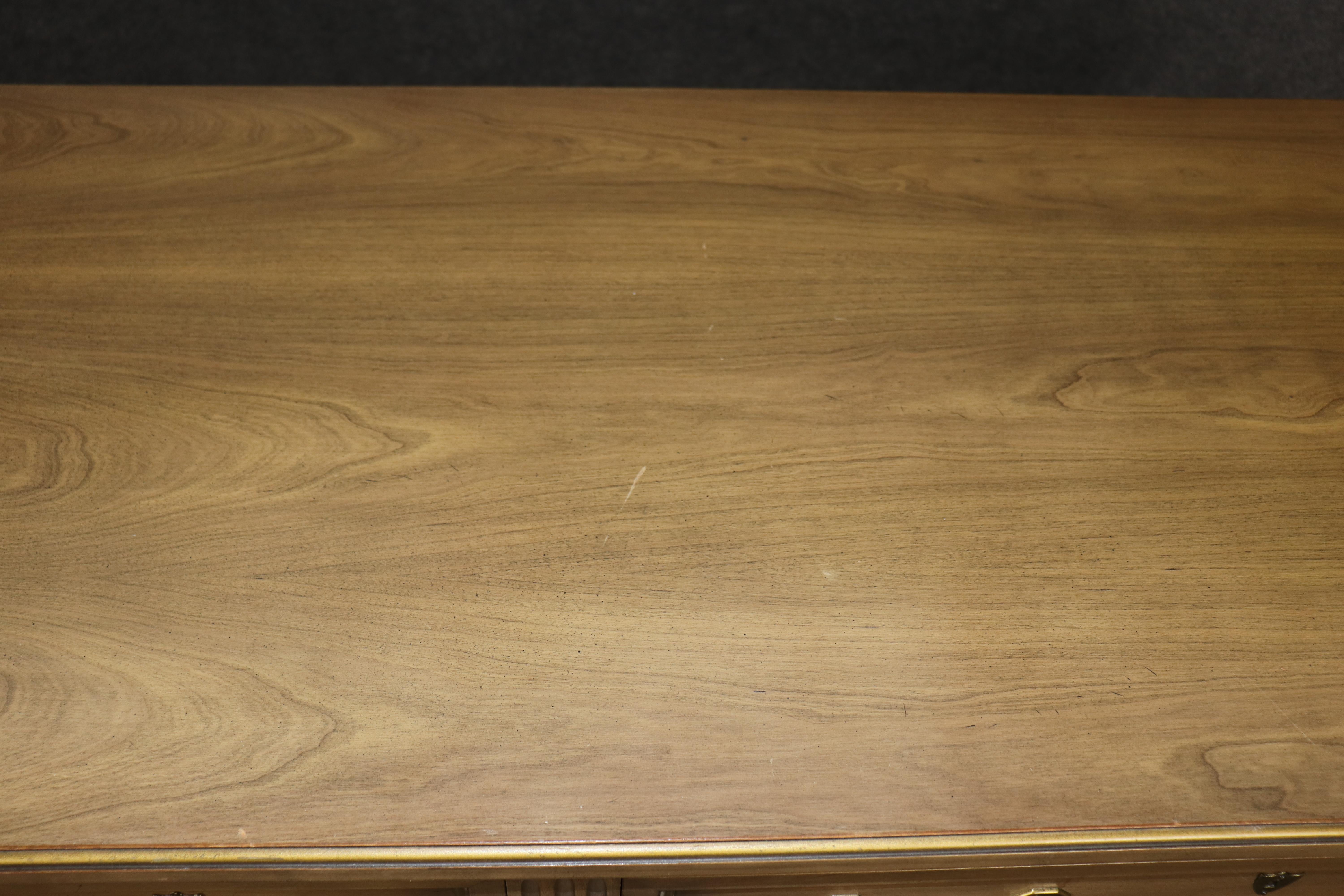 Henredon Louis XVI Style Brass Mounted Nine Drawer Dresser en venta 5