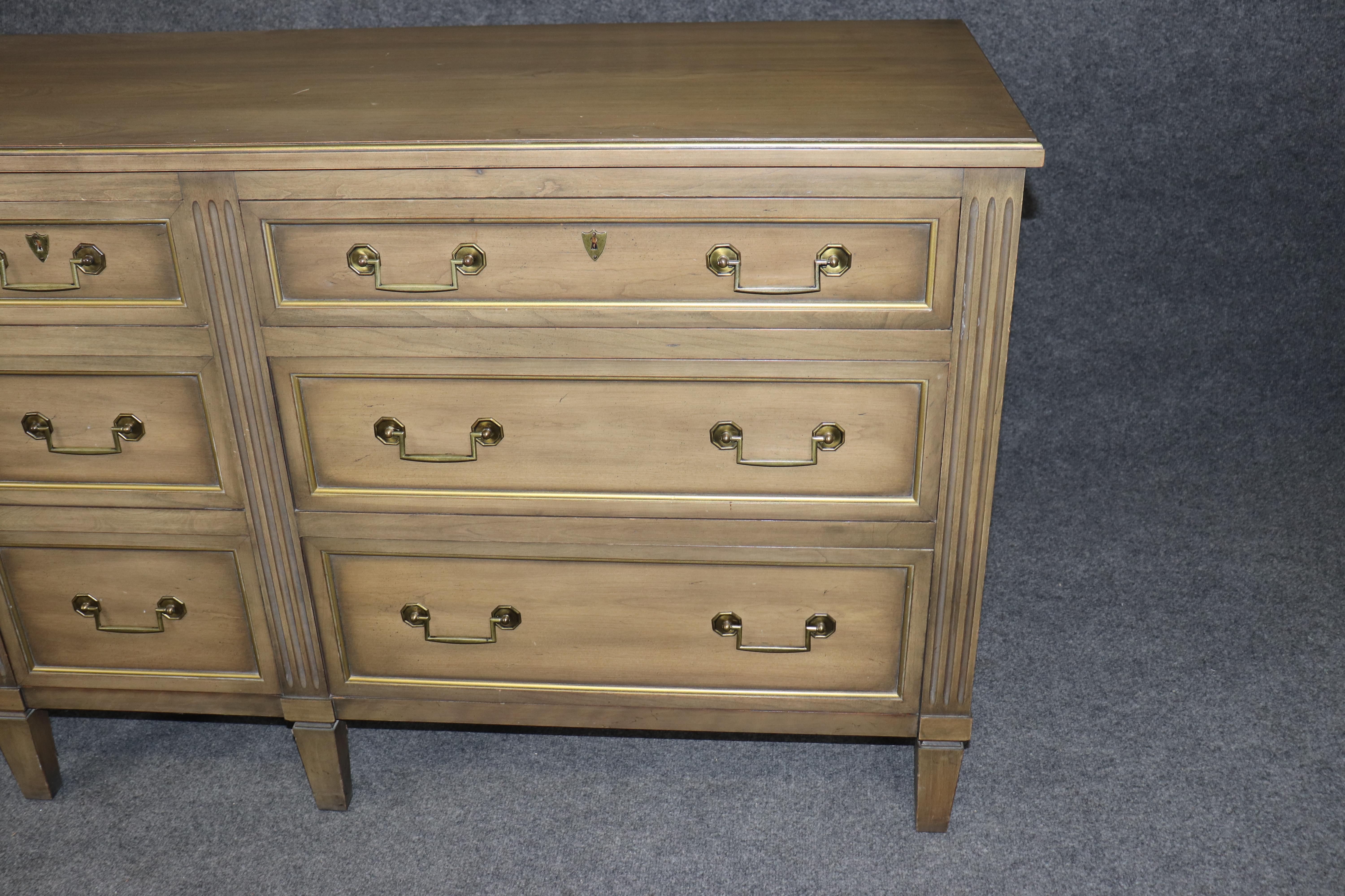 Henredon Louis XVI Style Brass Mounted Nine Drawer Dresser en venta 6