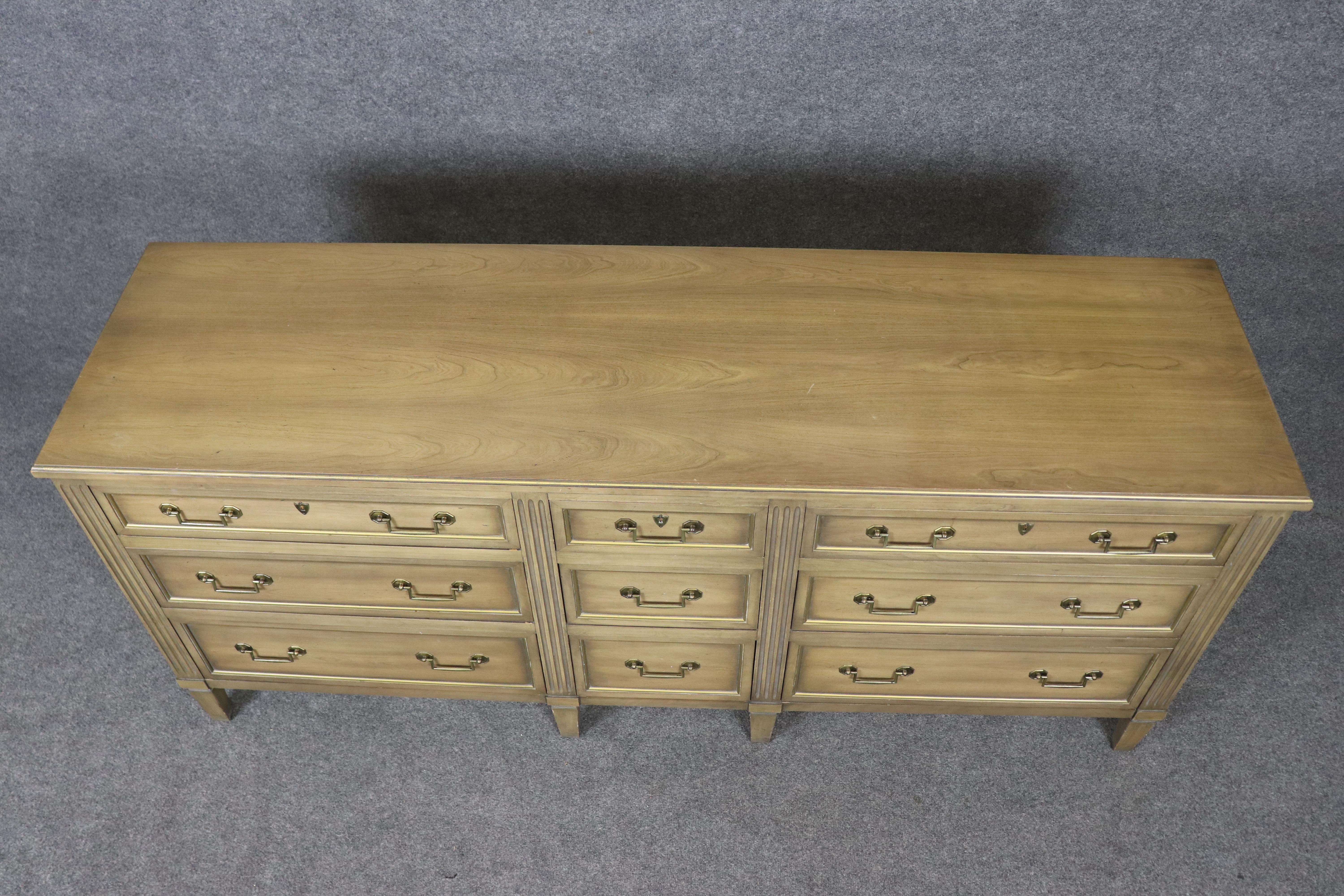 Henredon Louis XVI Style Brass Mounted Nine Drawer Dresser en Bueno estado para la venta en Swedesboro, NJ