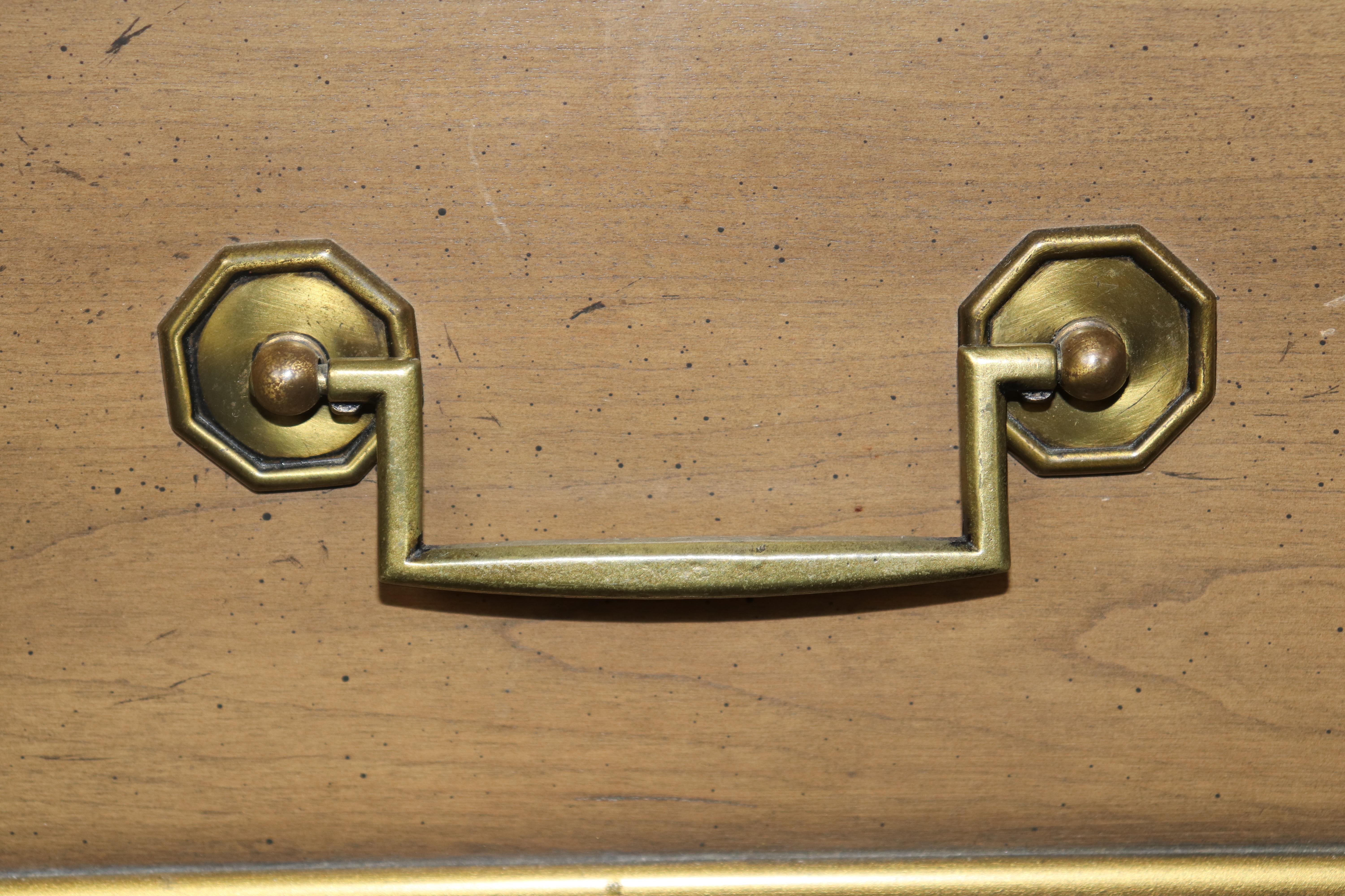 Henredon Louis XVI Style Brass Mounted Nine Drawer Dresser Latón en venta