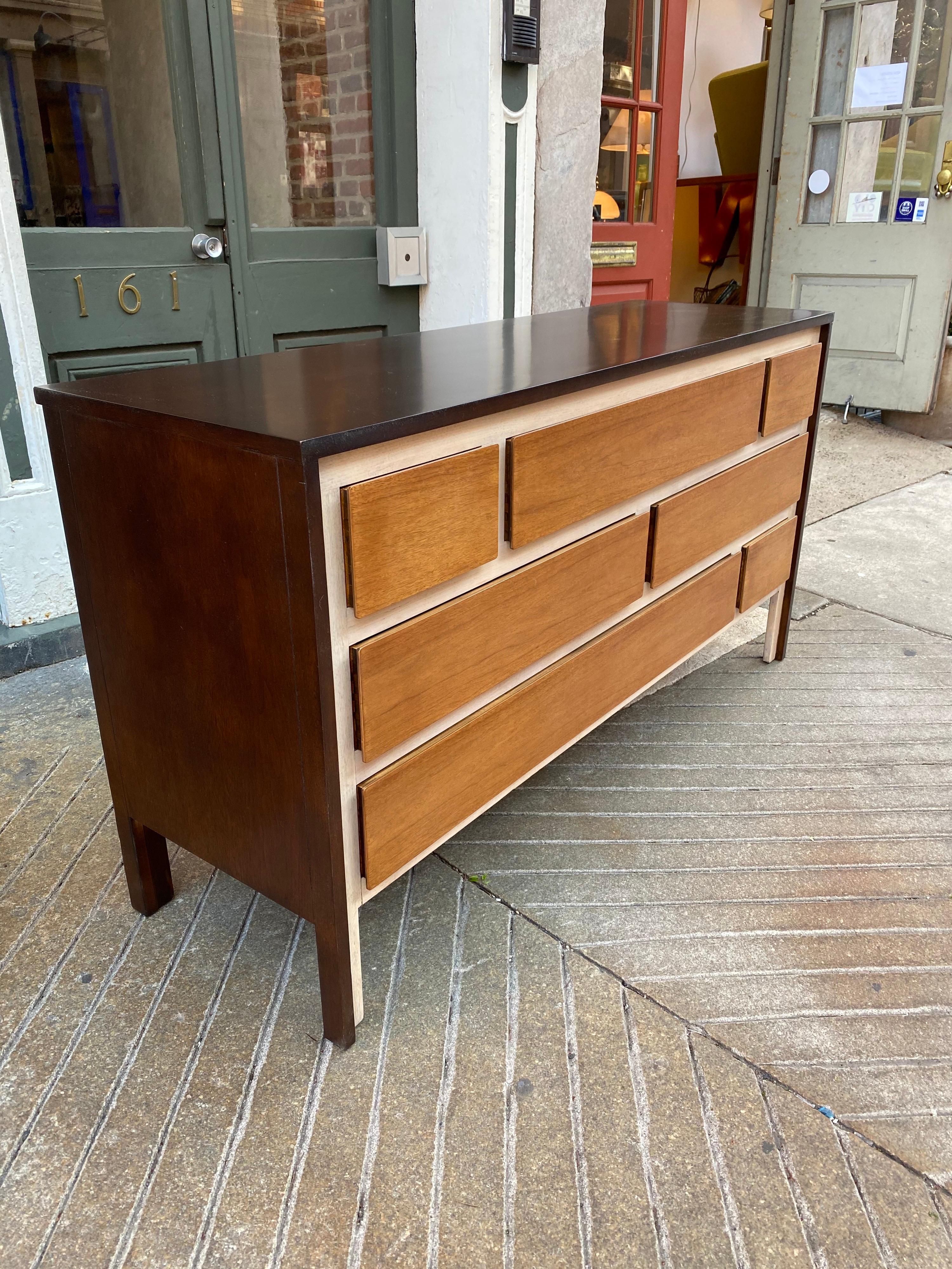 Henredon low dresser in the style of Gio Ponti. Based on Gio Ponti's 1958 Design that he did for The Singer Furniture Company. Outer cabinet was refinished in a dark walnut, drawer fronts in a light walnut. Behind the Drawer Fronts cream background.