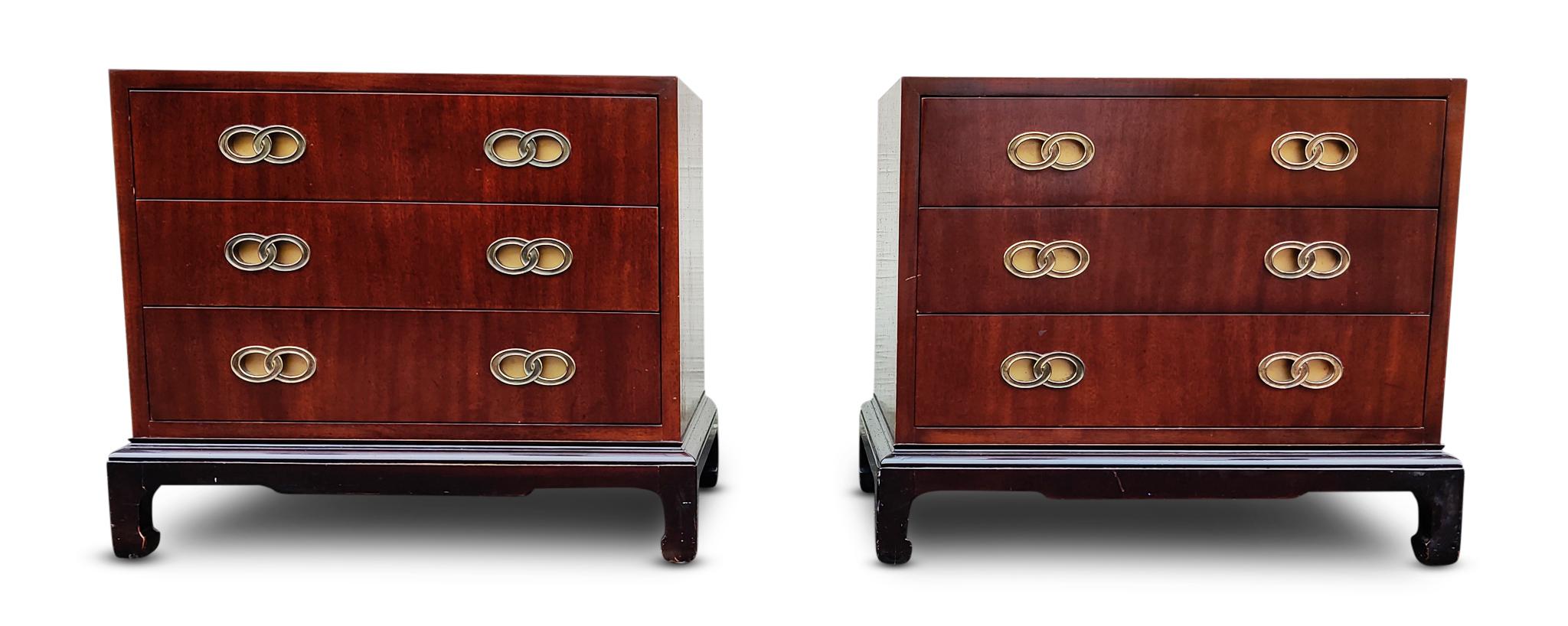 Dieses Paar hübscher Nachttische oder Beistelltische wurde von Henredon in den Vereinigten Staaten um 1960 entworfen und hergestellt. Sie sind aus satiniertem Mahagoniholz gefertigt und stehen auf schwarz emaillierten Sockeln. Die 3 Schubladen jedes