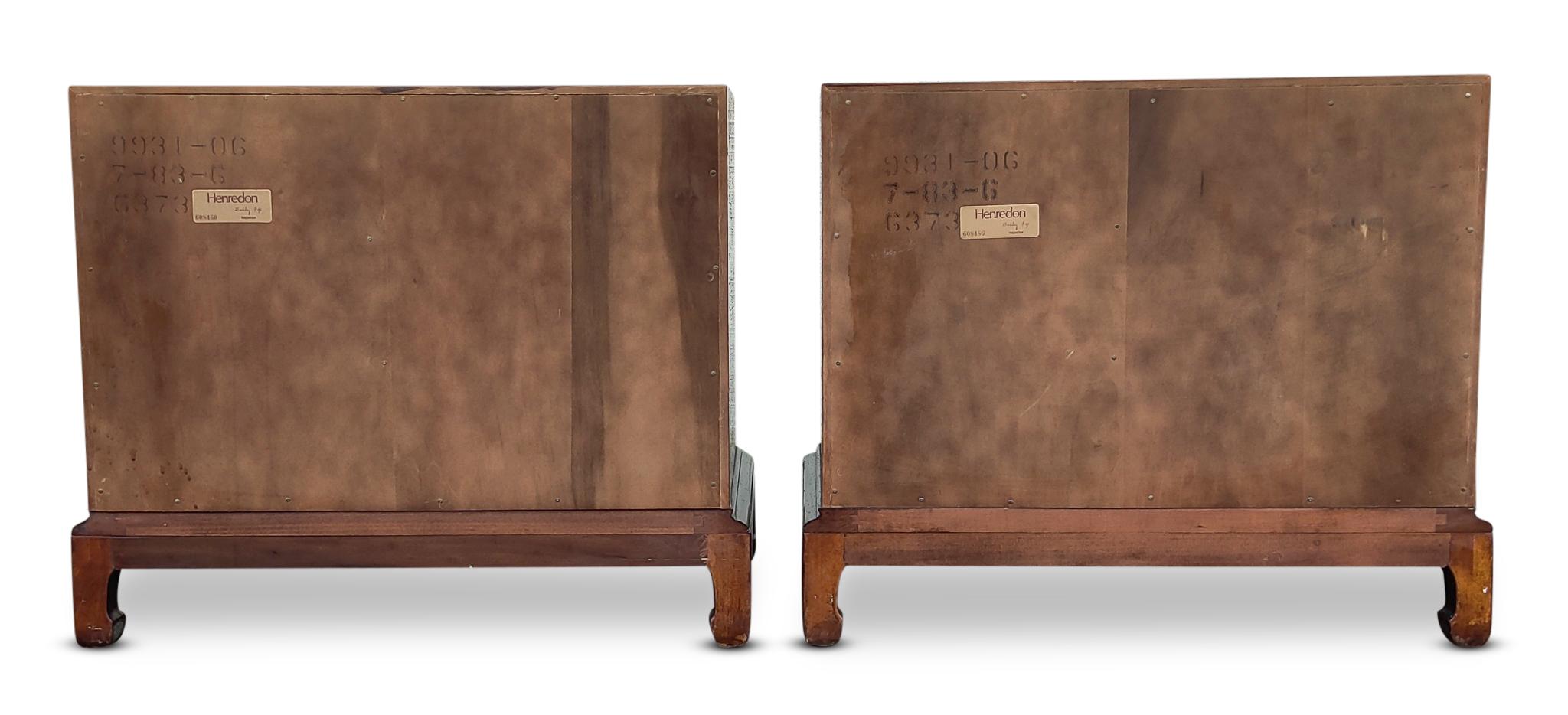 Laiton Tables de nuit ou tables d'appoint Henredon à 3 tiroirs en acajou et laiton mi-siècle moderne en vente