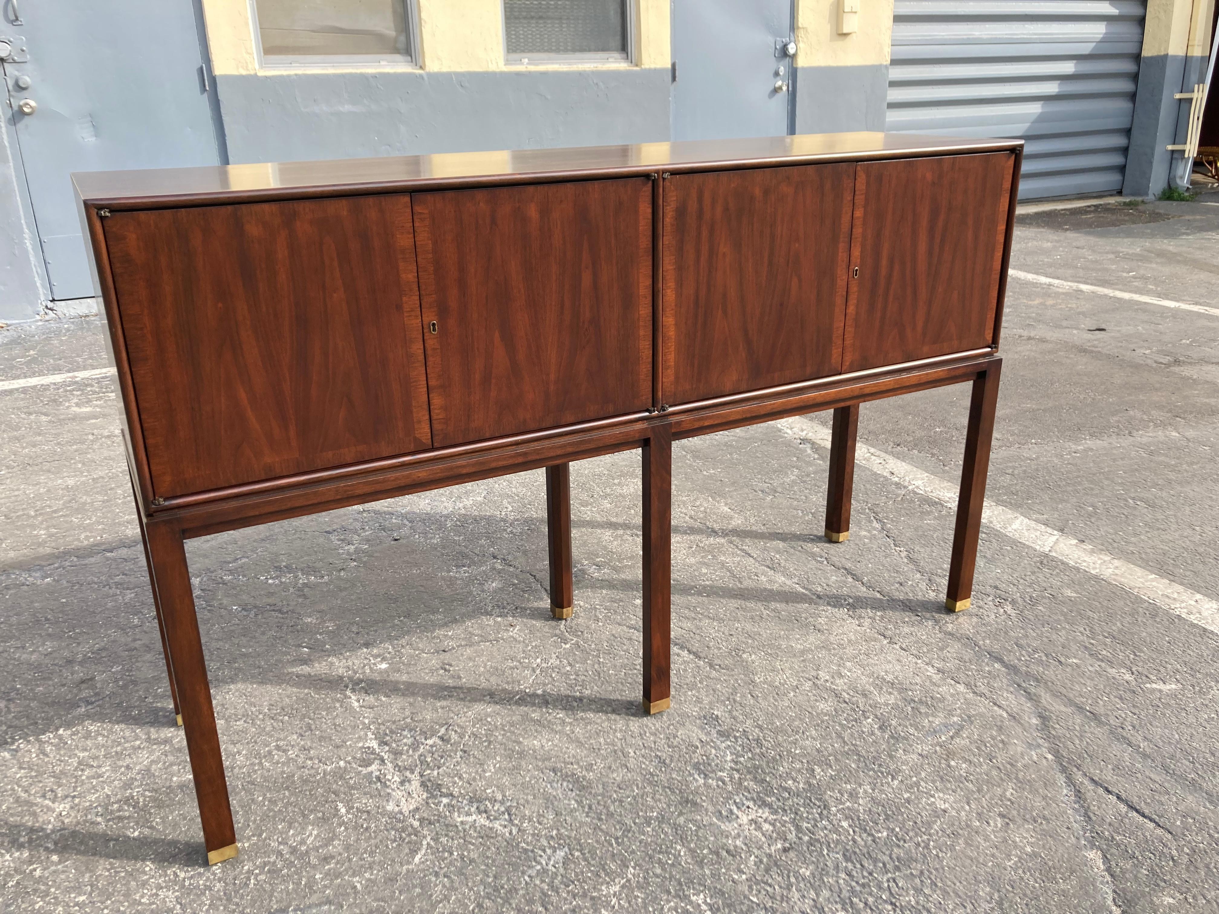 Beautiful Henredon buffet cabinet, mahogany and brass hardware, four doors with one key, two pull-out drawers. High quality piece. Please see all pictures 