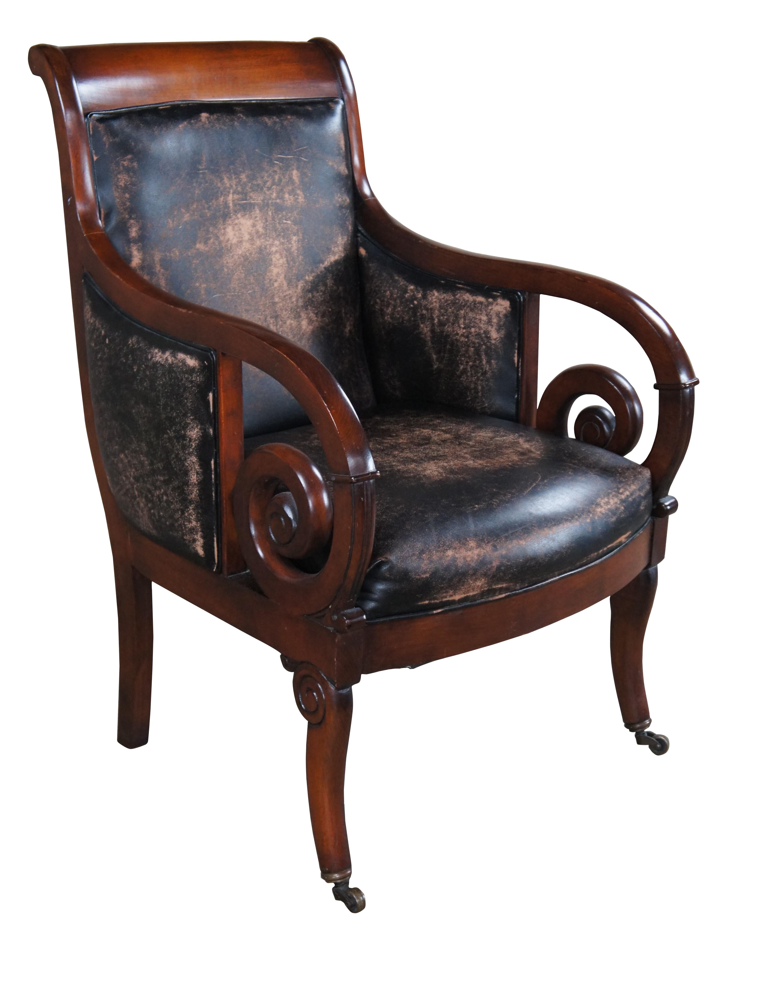 Seltene Vintage Henredon Möbel Jockey Club / Lounge / Bibliothek / Büro Ellenbogen Sessel.  Gefertigt aus Mahagoni im Empire/Regency-Stil mit geschwungenen Armlehnen und einer Polsterung aus gealtertem Leder.

Abmessungen: 24