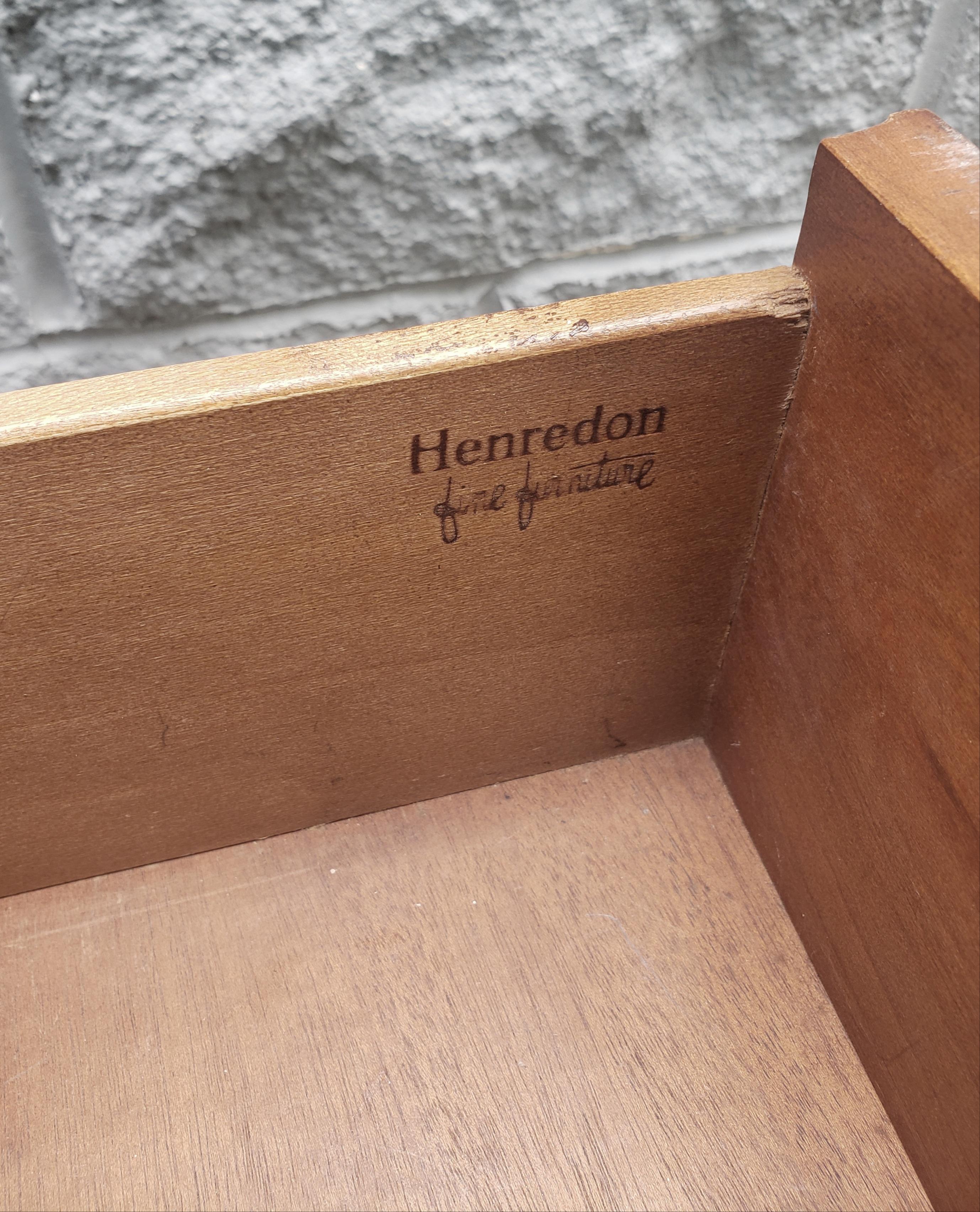Henredon Midcentury Cross-Banded Walnut Single Drawer Side Table For Sale 2