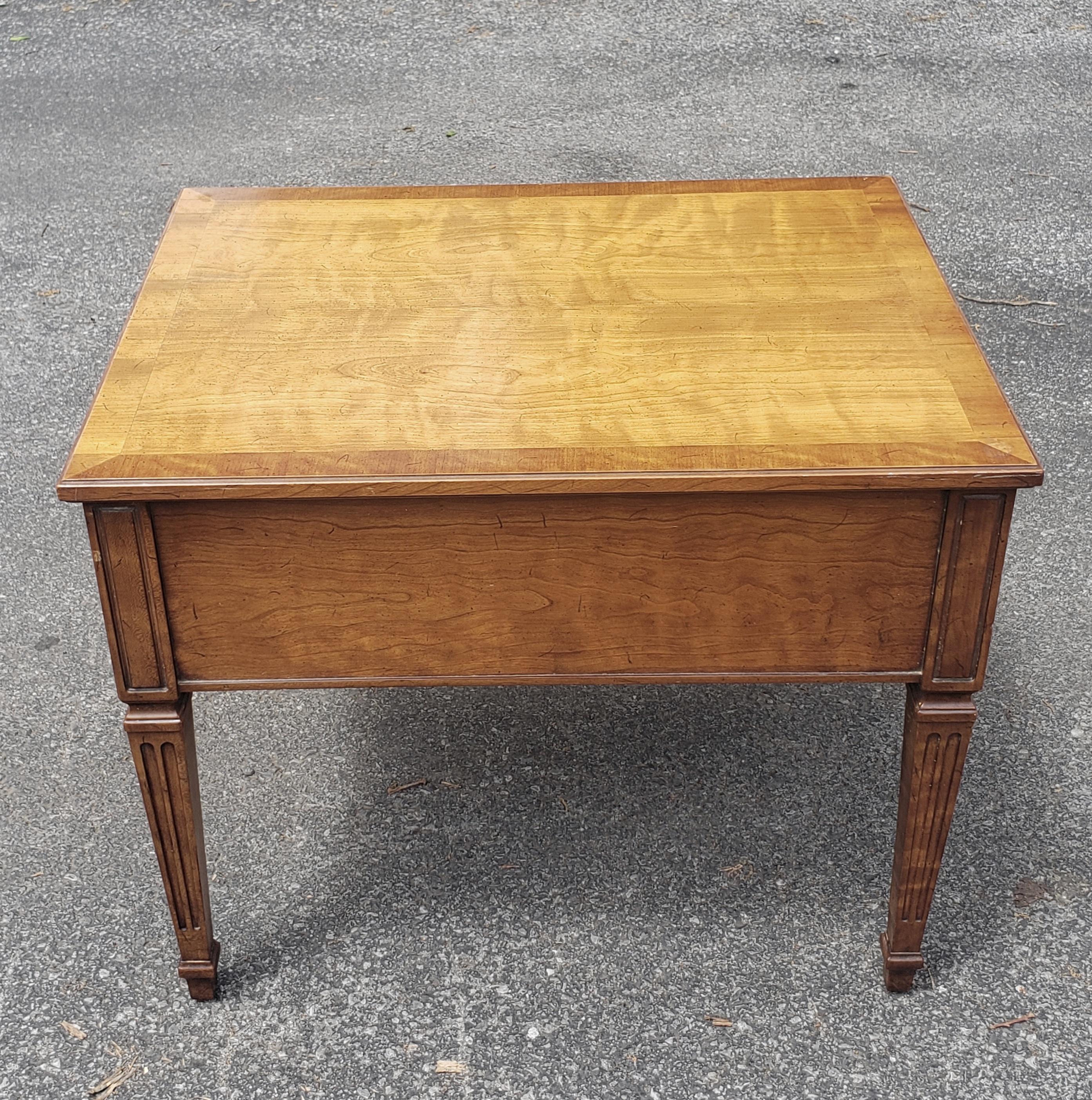 Laiton Henredon Mid-Century Cross-banded Walnut Single Drawer Side Table (Table d'appoint à un tiroir) en vente