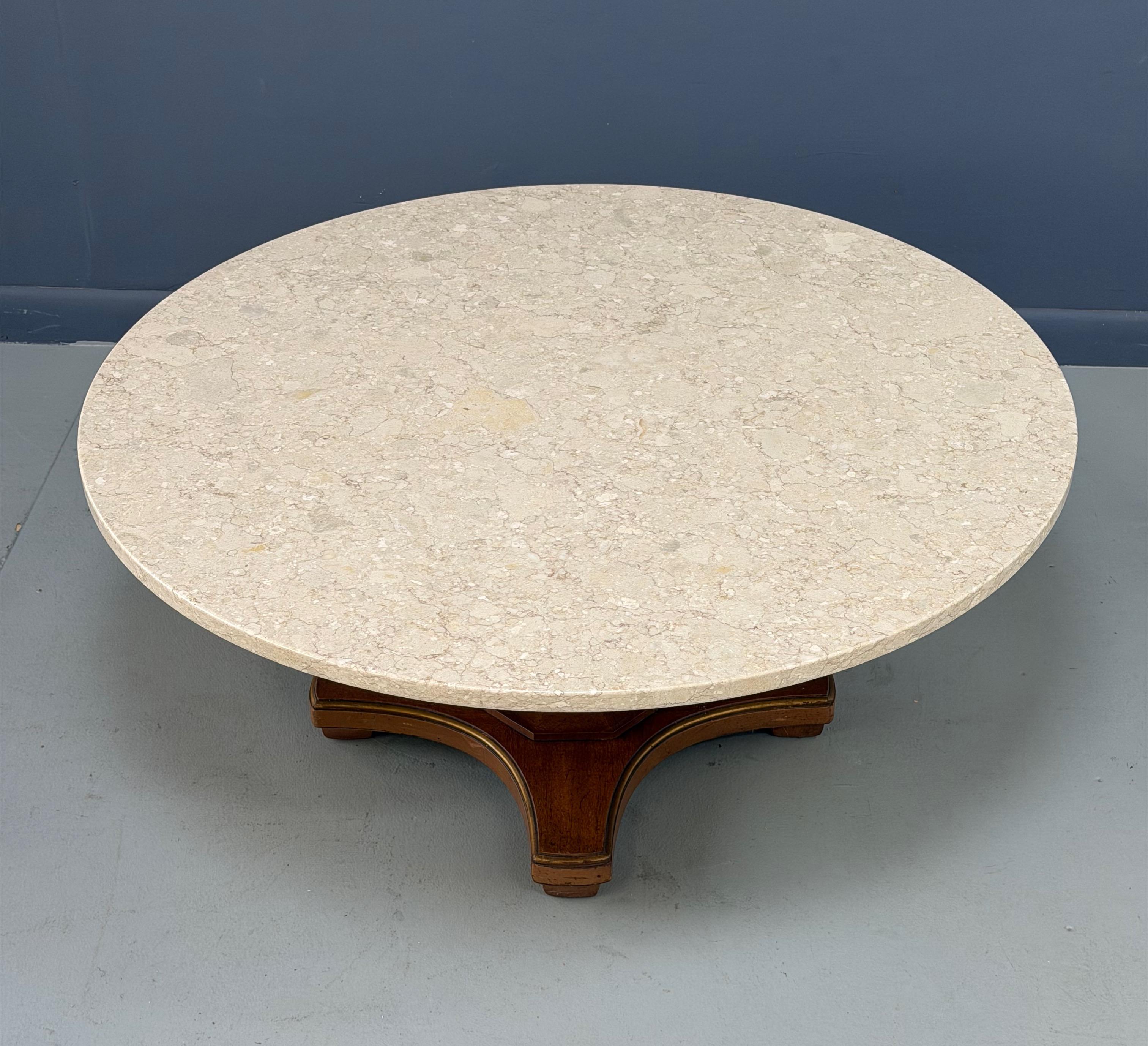Mid-Century Modern Henredon Mid-Century Fossil Stone Coffee Table with Pedestal Base (Table basse en pierre fossile du milieu du siècle avec base à piédestal) en vente