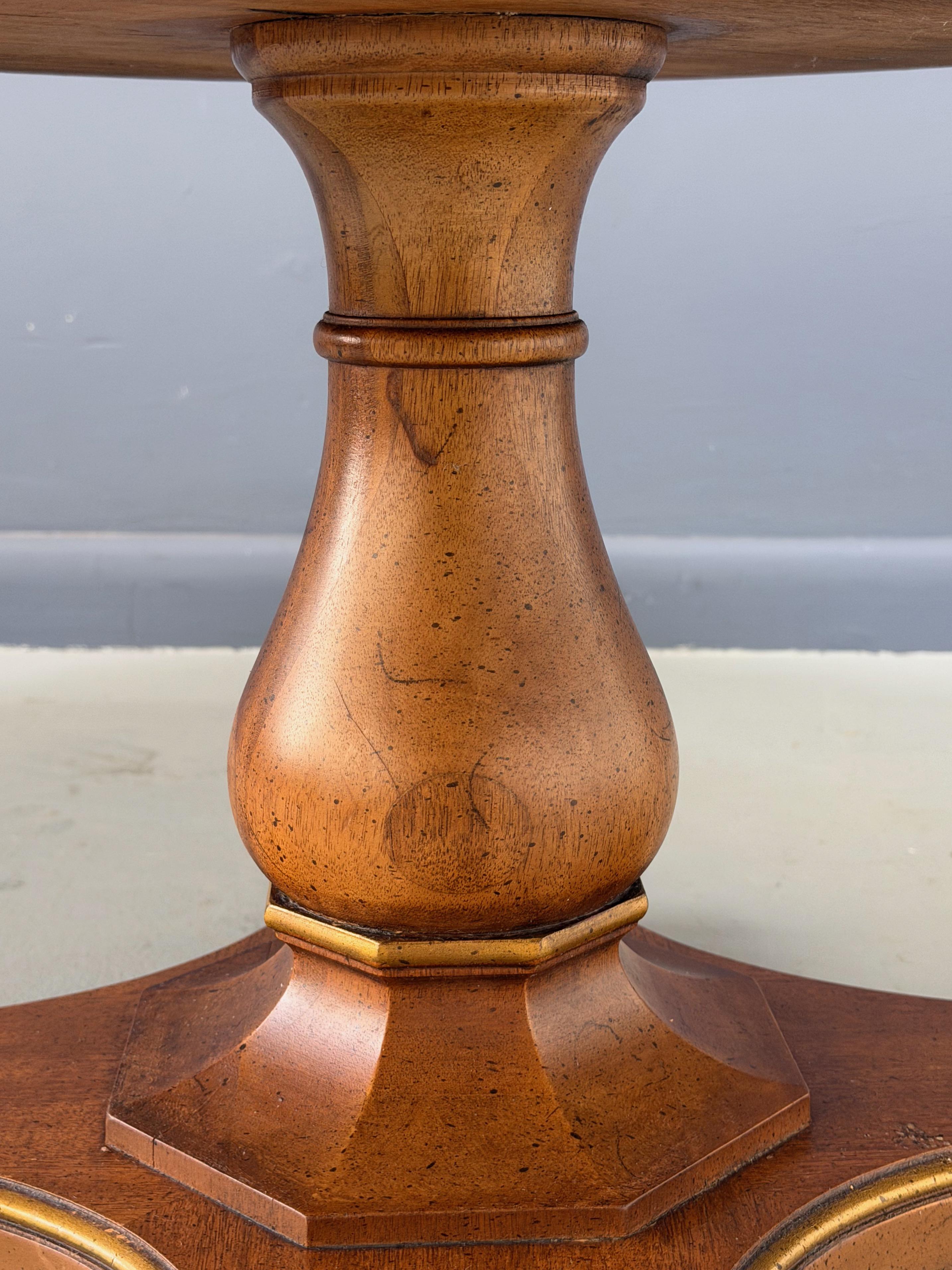 Henredon Mid-Century Fossil Stone Coffee Table with Pedestal Base (Table basse en pierre fossile du milieu du siècle avec base à piédestal) Bon état - En vente à Philadelphia, PA