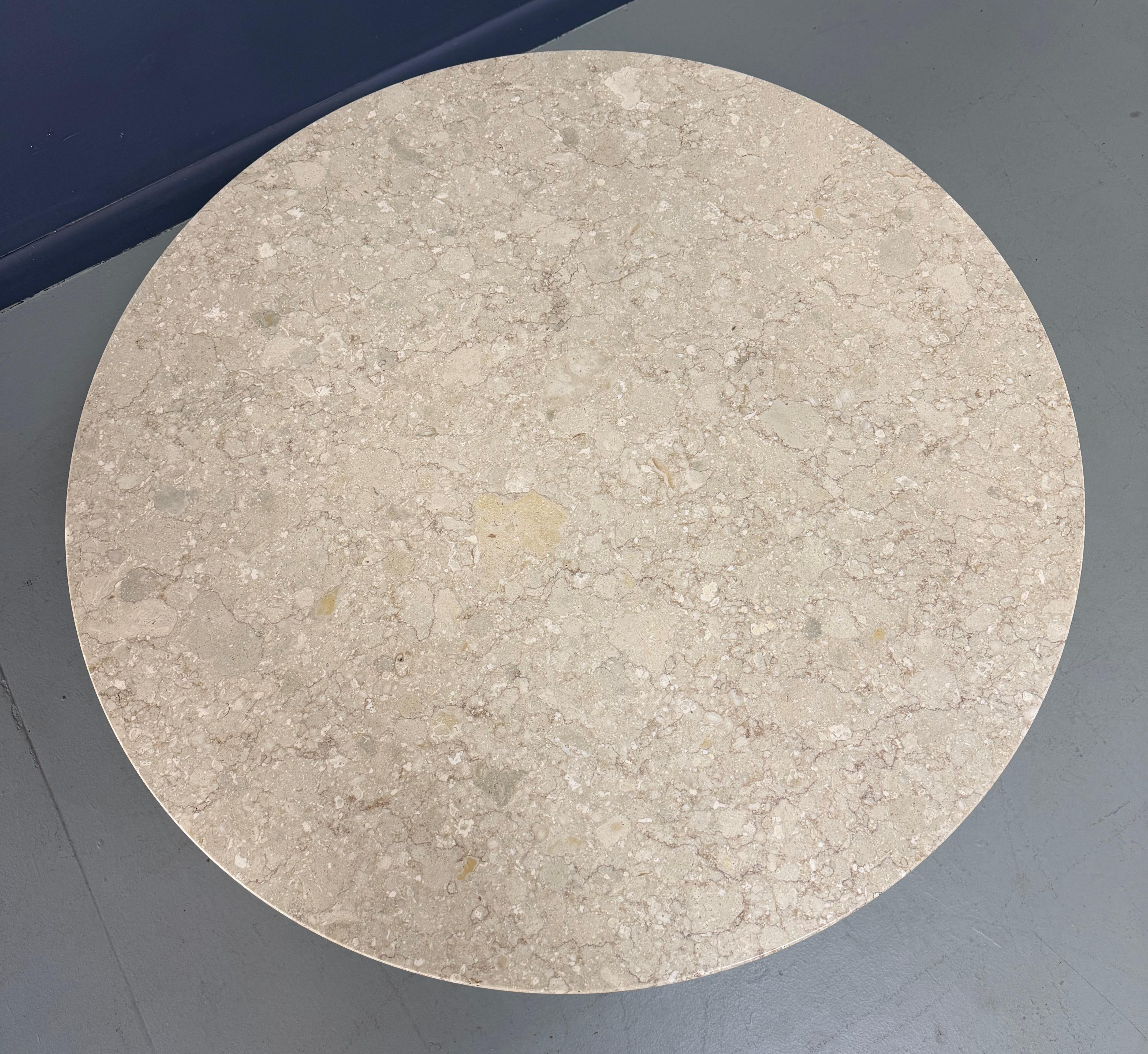 Pierre Henredon Mid-Century Fossil Stone Coffee Table with Pedestal Base (Table basse en pierre fossile du milieu du siècle avec base à piédestal) en vente