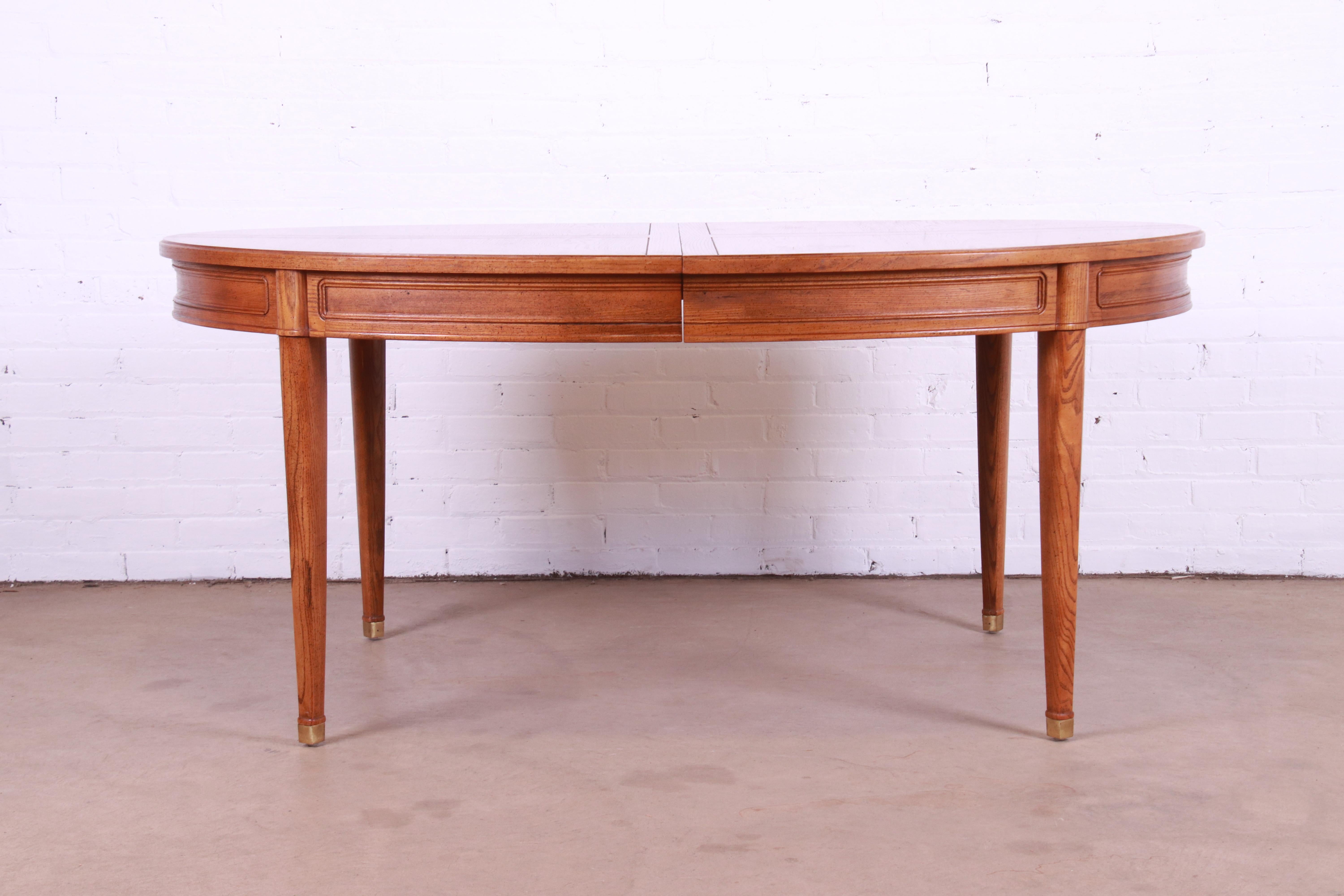 Henredon Mid-Century French Regency Oak Extension Dining Table In Good Condition In South Bend, IN