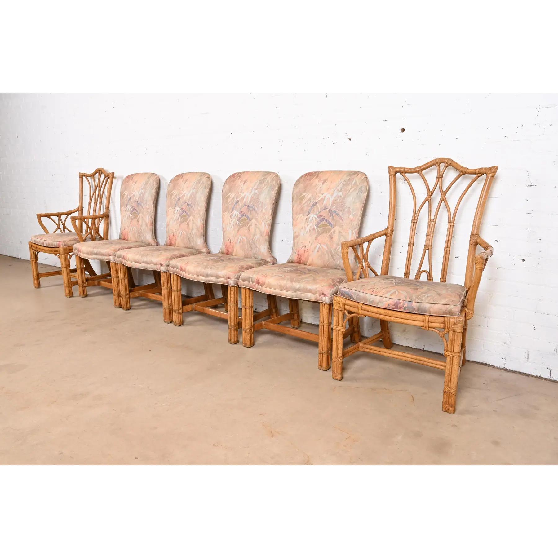 Un magnifico set di sei sedie da pranzo Mid-Century Modern Hollywood Regency

Nello stile di McGuire

Da Henredon

USA, circa anni '1970

Struttura in bambù e pelle, con sedute e schienali imbottiti.

Misure:
Sedie laterali - 24 