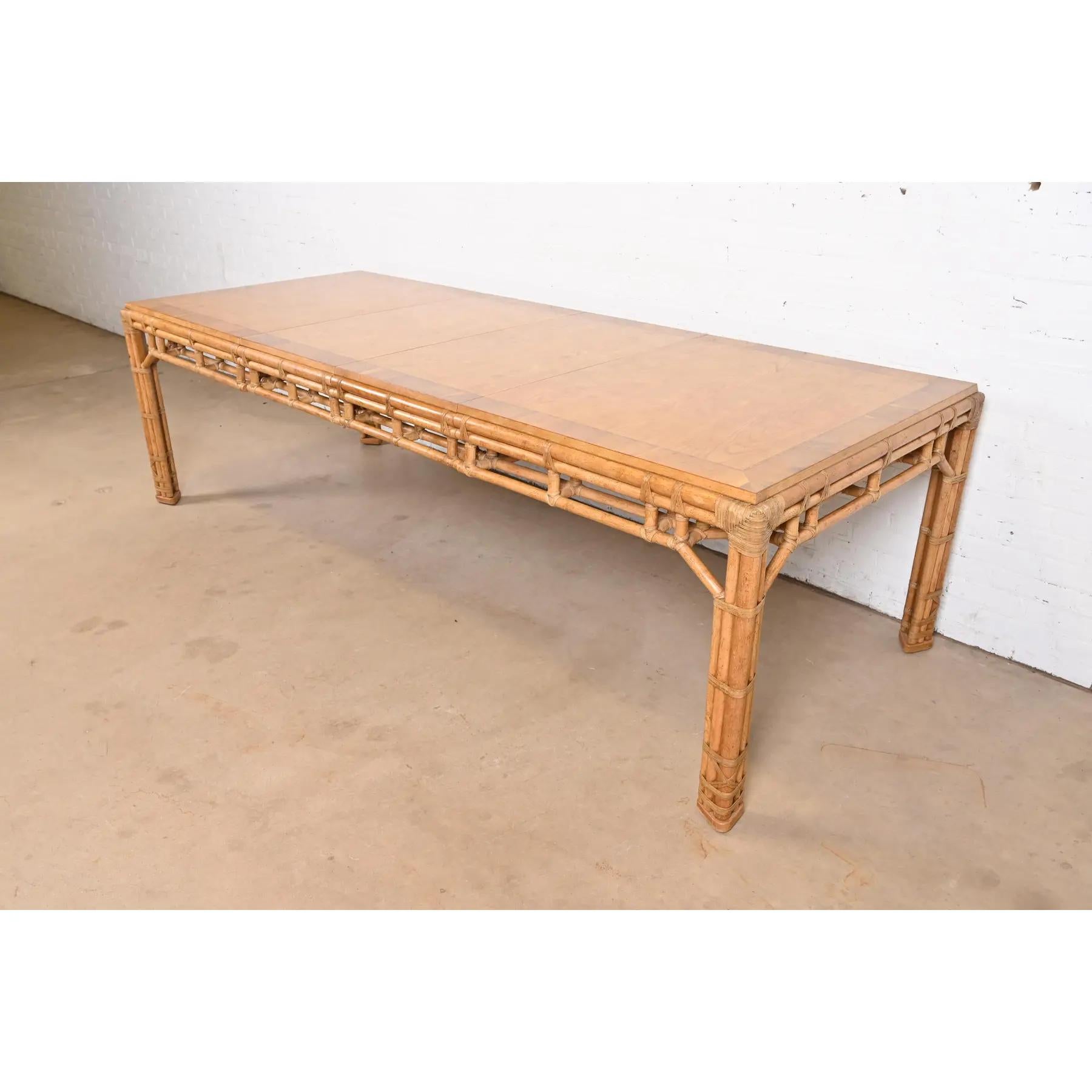  Una preciosa mesa de comedor extensible Hollywood Regency moderna de mediados de siglo

Al estilo de McGuire

Por Henredon

EE.UU., alrededor de 1970

Preciosa tapa de roble a juego con los libros, con bandas de madera de tejo, y base de bambú con