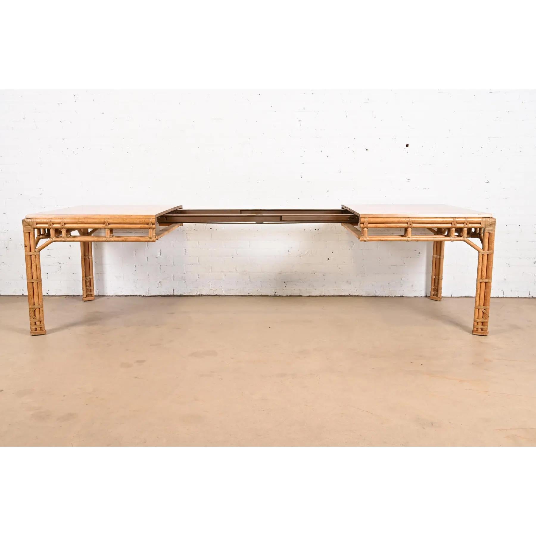 Mesa de comedor extensible de bambú Henredon Mid-Century Hollywood Regency, circa 1970 Cuero en venta