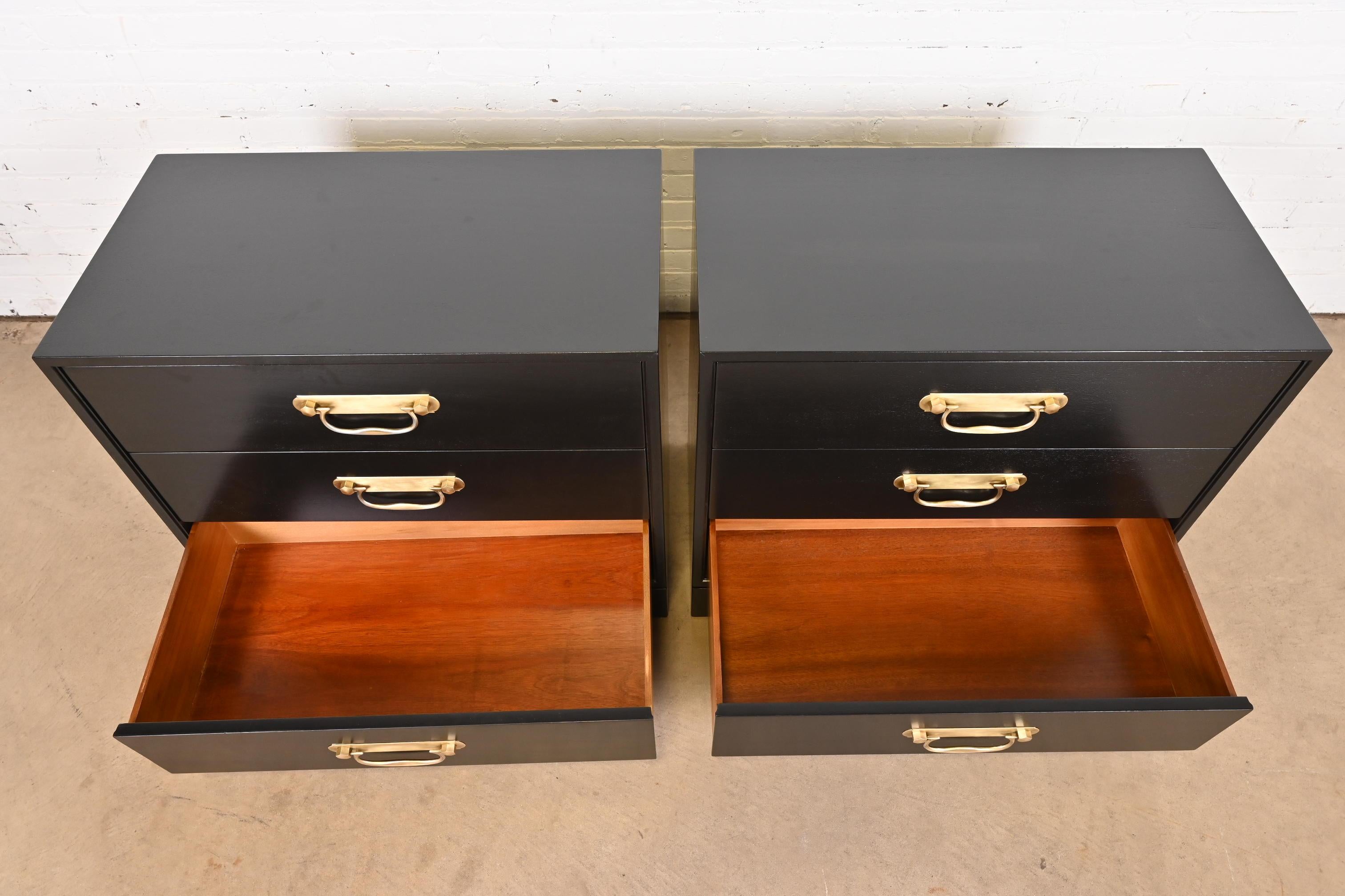 Henredon Mid-Century Hollywood Regency Black Lacquered Bedside Chests For Sale 4