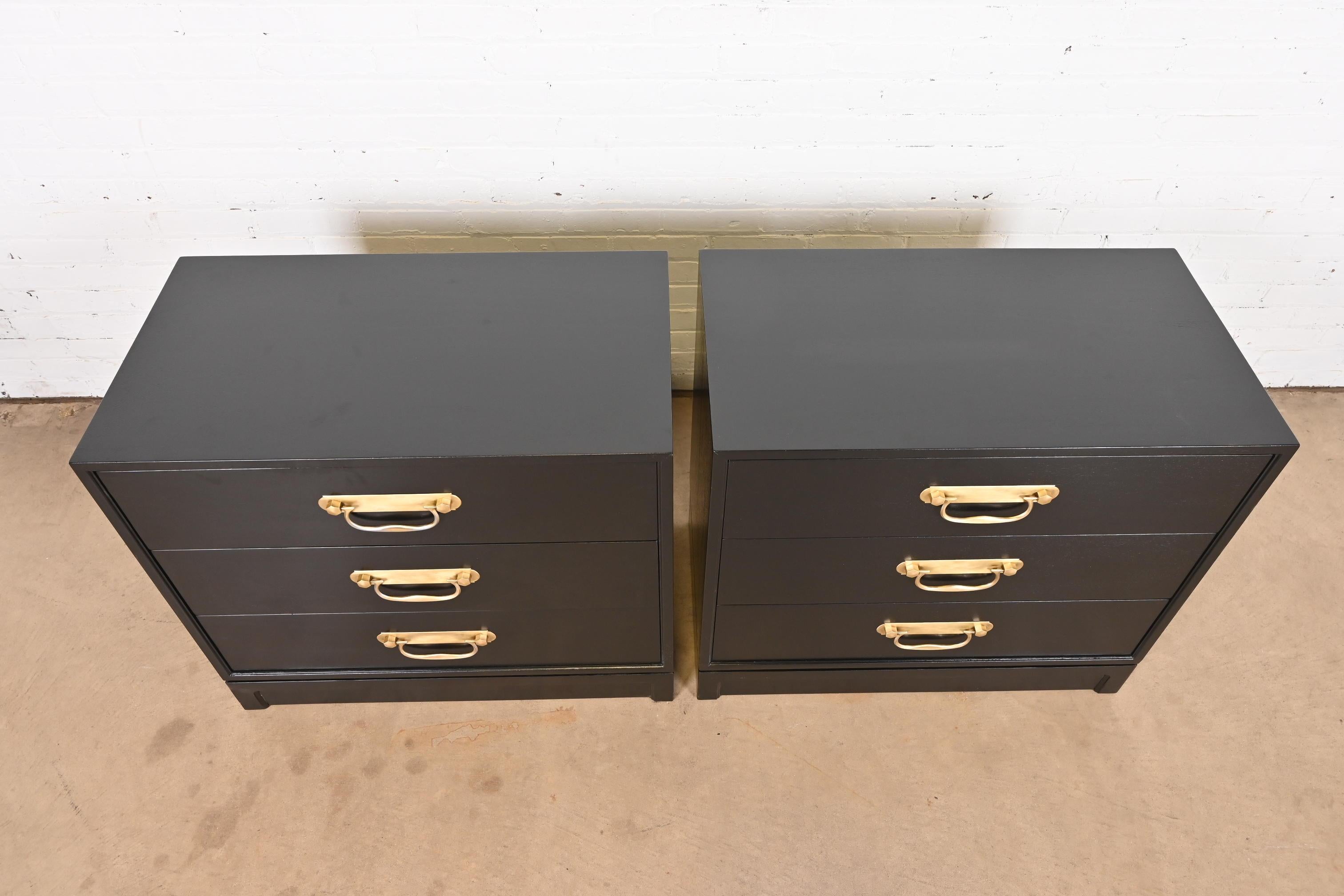Henredon Mid-Century Hollywood Regency Black Lacquered Bedside Chests For Sale 6