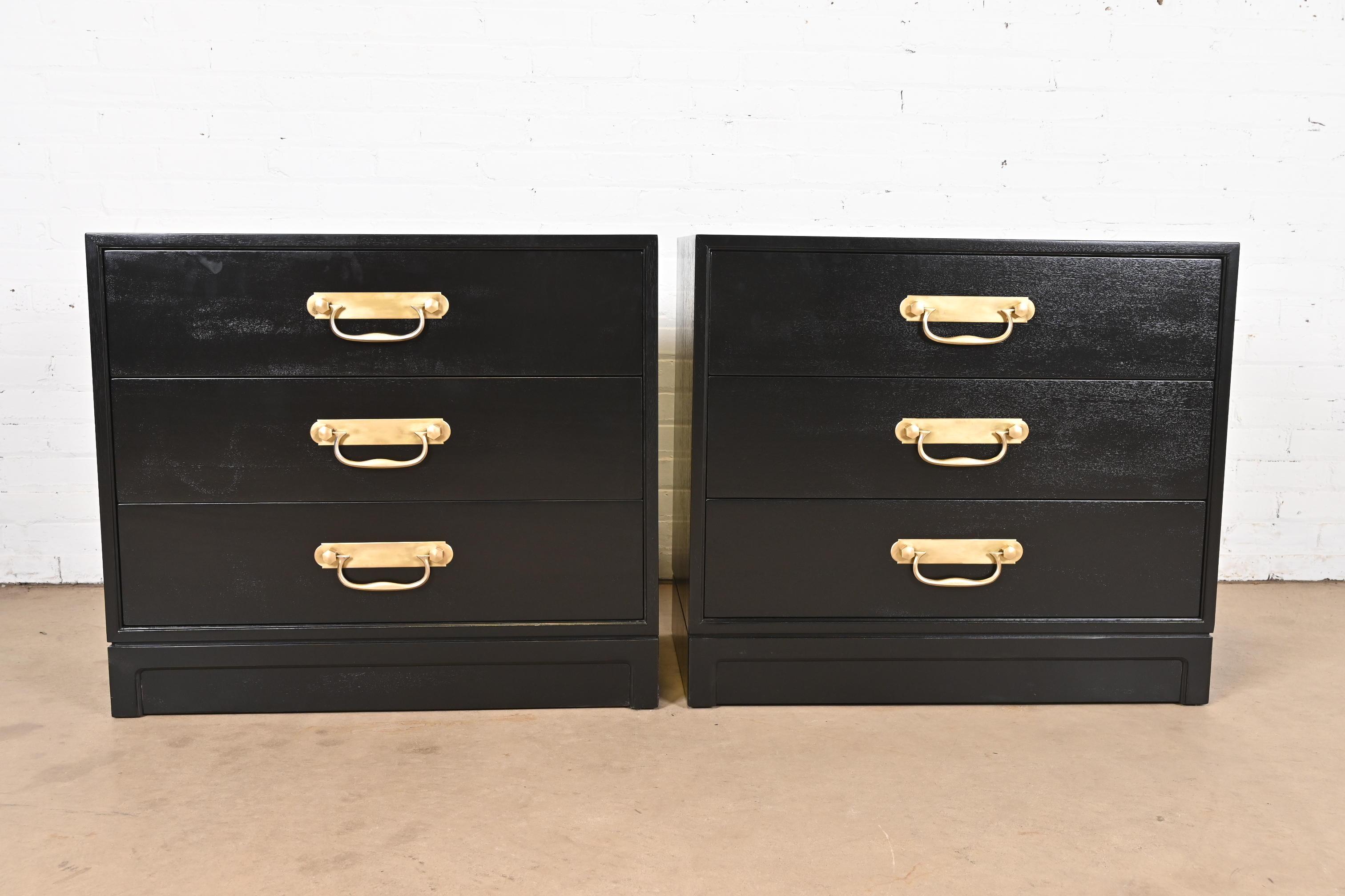 Mid-Century Modern Henredon Mid-Century Hollywood Regency Black Lacquered Bedside Chests For Sale
