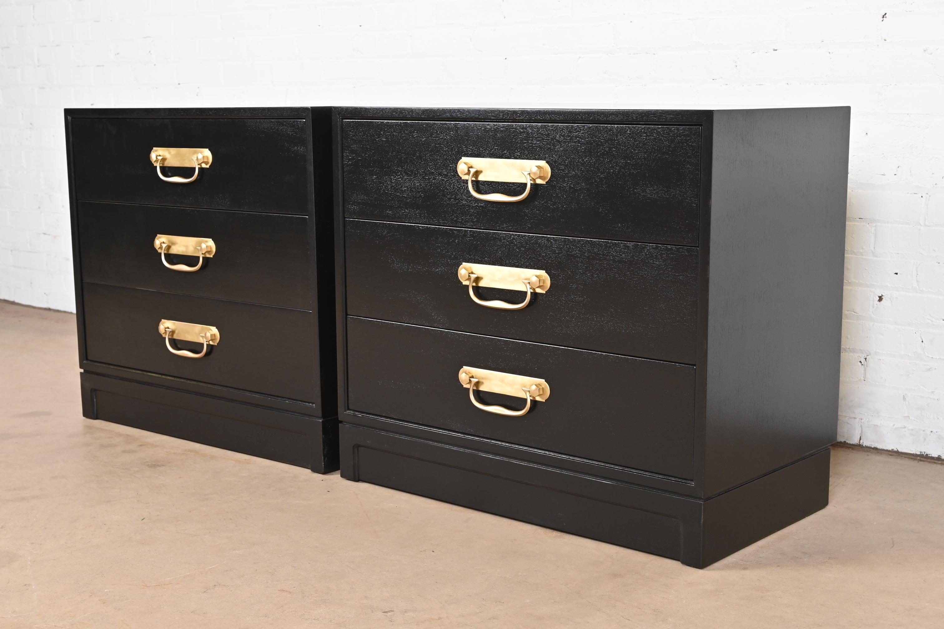 Henredon Mid-Century Hollywood Regency Black Lacquered Bedside Chests In Good Condition For Sale In South Bend, IN