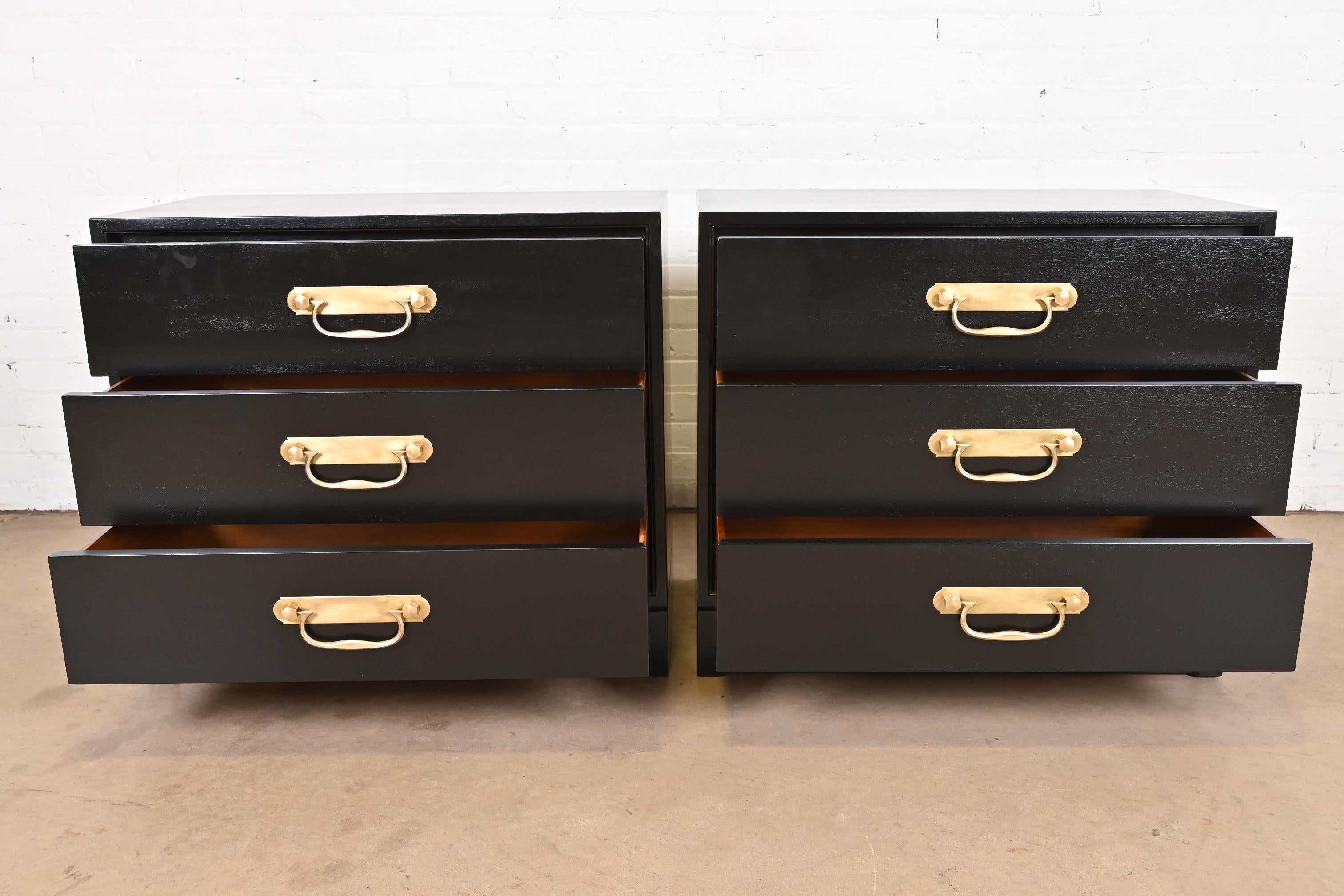 Henredon Mid-Century Hollywood Regency Black Lacquered Bedside Chests For Sale 1