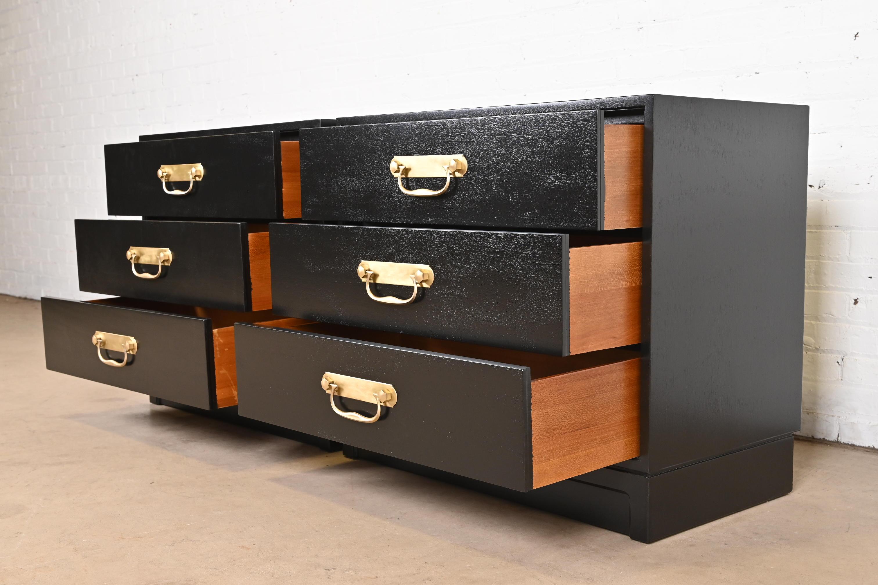 Henredon Mid-Century Hollywood Regency Black Lacquered Bedside Chests For Sale 2