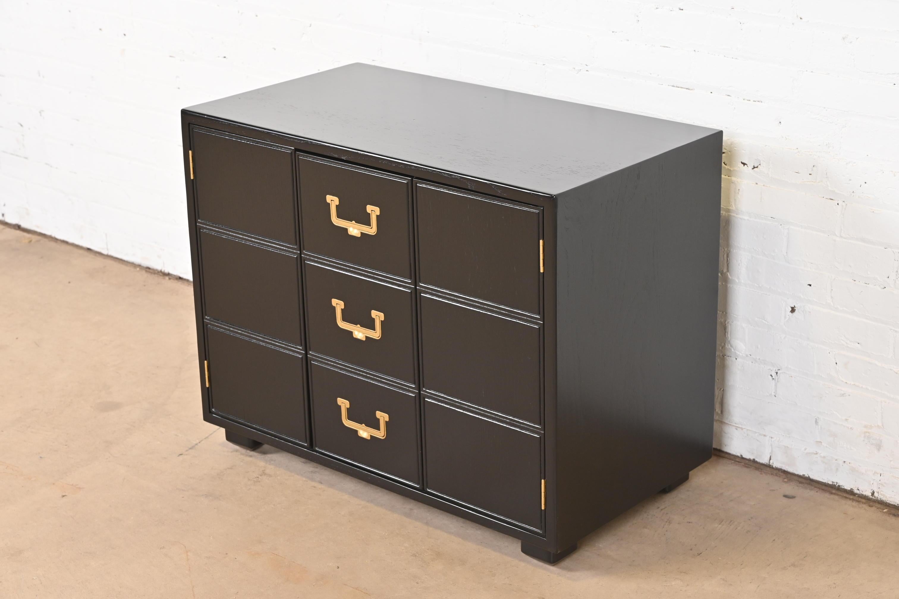 Henredon Mid-Century Hollywood Regency Black Lacquered Campaign Chest, 1970s In Good Condition For Sale In South Bend, IN