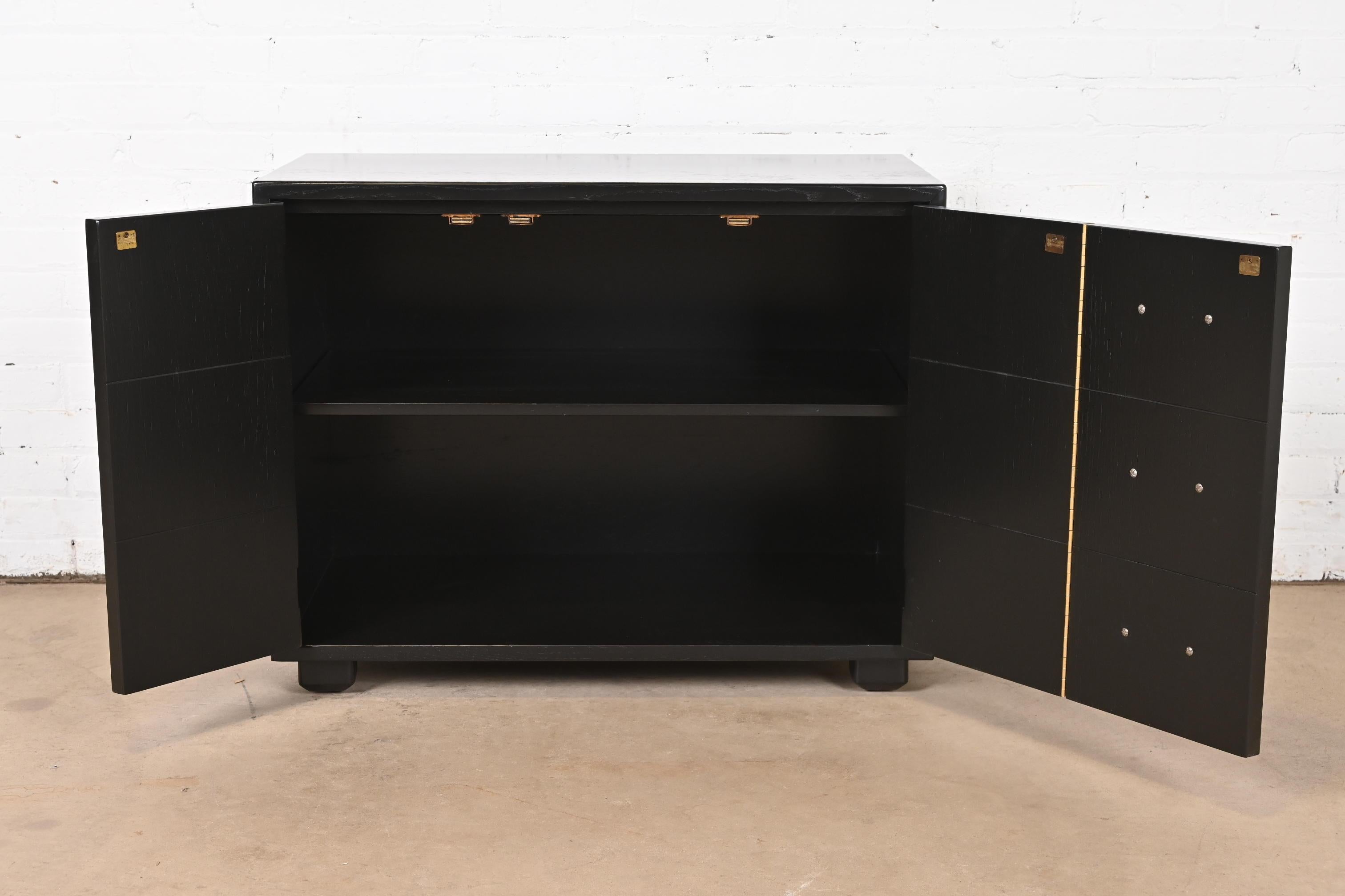 Henredon Mid-Century Hollywood Regency Black Lacquered Campaign Chest, 1970s For Sale 2