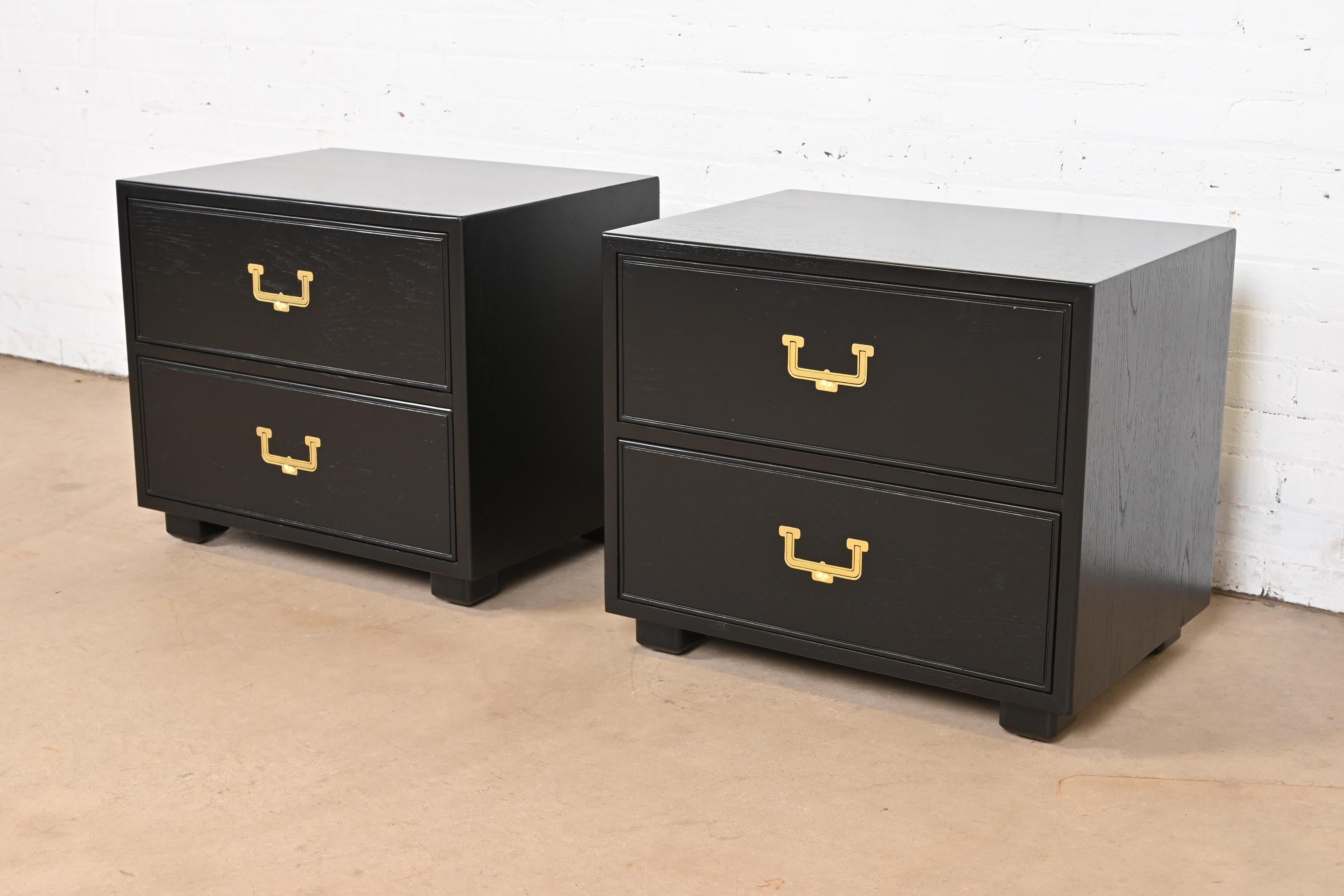 Henredon Mid-Century Hollywood Regency Campaign Black Lacquered Bedside Chests In Good Condition For Sale In South Bend, IN