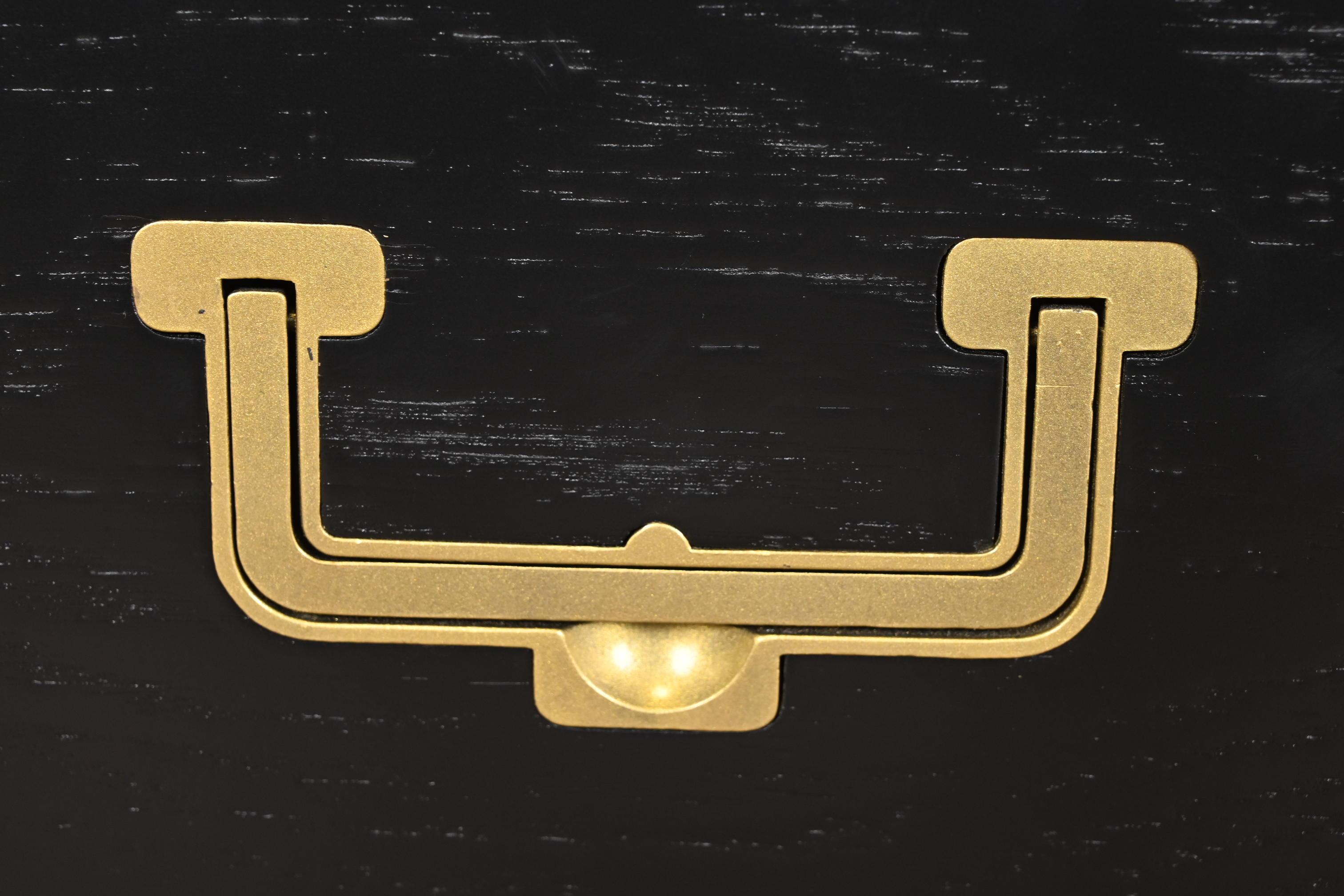 Henredon Mid-Century Hollywood Regency Campaign Black Lacquered Bedside Chests For Sale 2