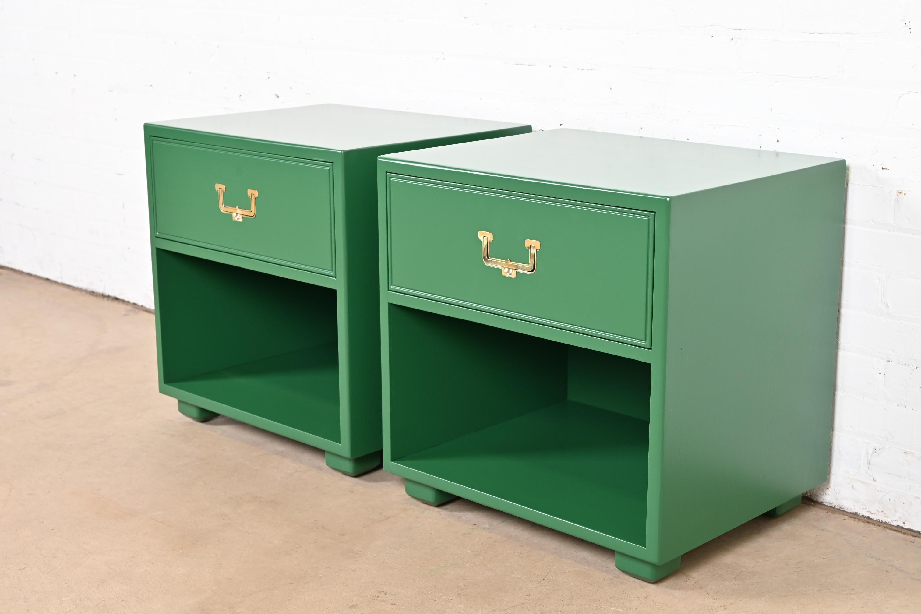 Mid-Century Modern Henredon Mid-Century Hollywood Regency Campaign Green Lacquered Nightstands For Sale