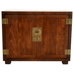 Buffet da campagna Henredon in stile Hollywood Regency della metà del secolo, in rovere e ottone