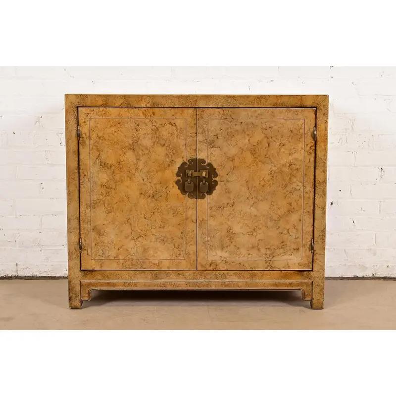Una splendida console o mobile bar in stile Hollywood Regency Chinoiserie della metà del secolo scorso

Da Henredon

USA, circa anni '1970

Noce con finitura a finto guscio di tartaruga e ferramenta originale in ottone.

Misure: 36 