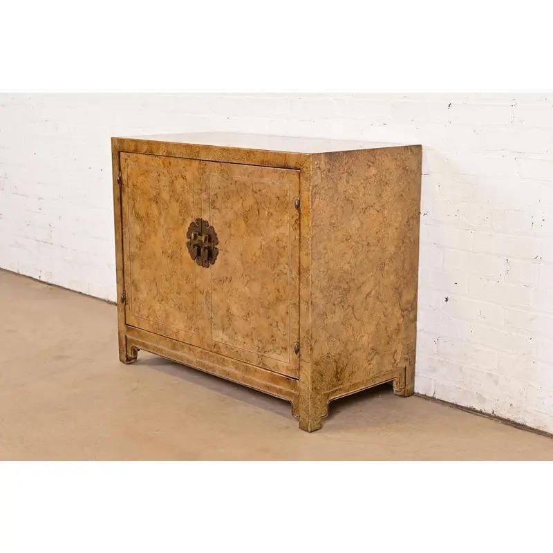 Cabinet da bar Henredon Mid-Century Hollywood Regency Chinoiserie, CIRCA ANNI 70 In condizioni buone in vendita a South Bend, IN