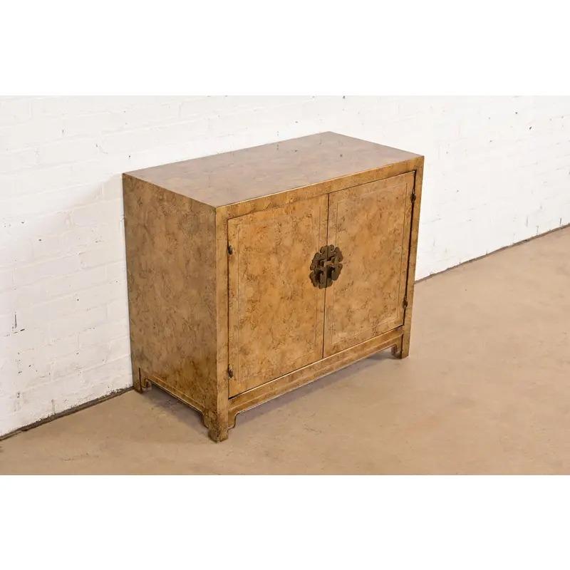 Fine XX secolo Cabinet da bar Henredon Mid-Century Hollywood Regency Chinoiserie, CIRCA ANNI 70 in vendita