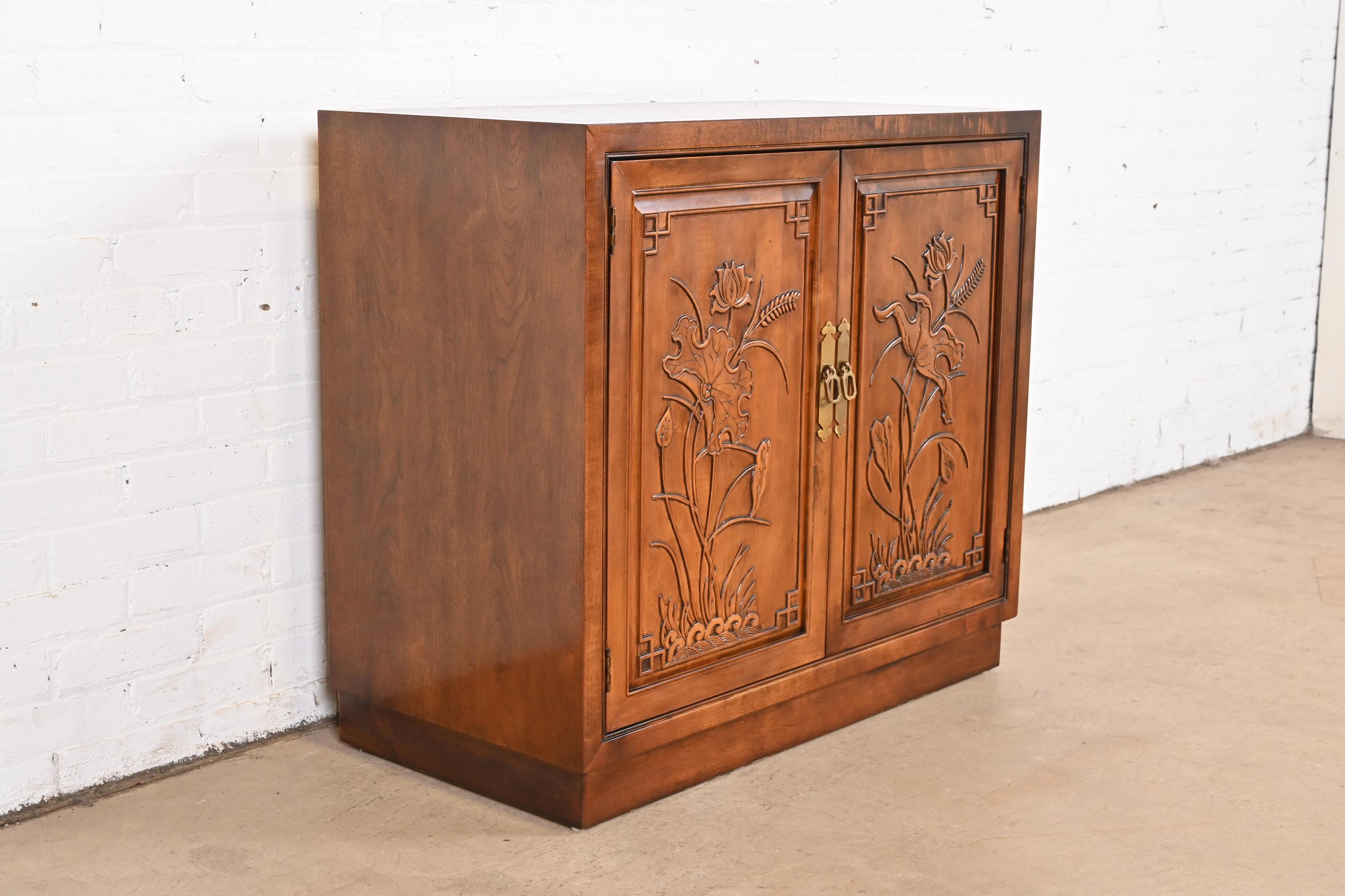 Henredon Mid-Century Hollywood Regency Chinoiserie Carved Walnut Bar Cabinet In Good Condition In South Bend, IN