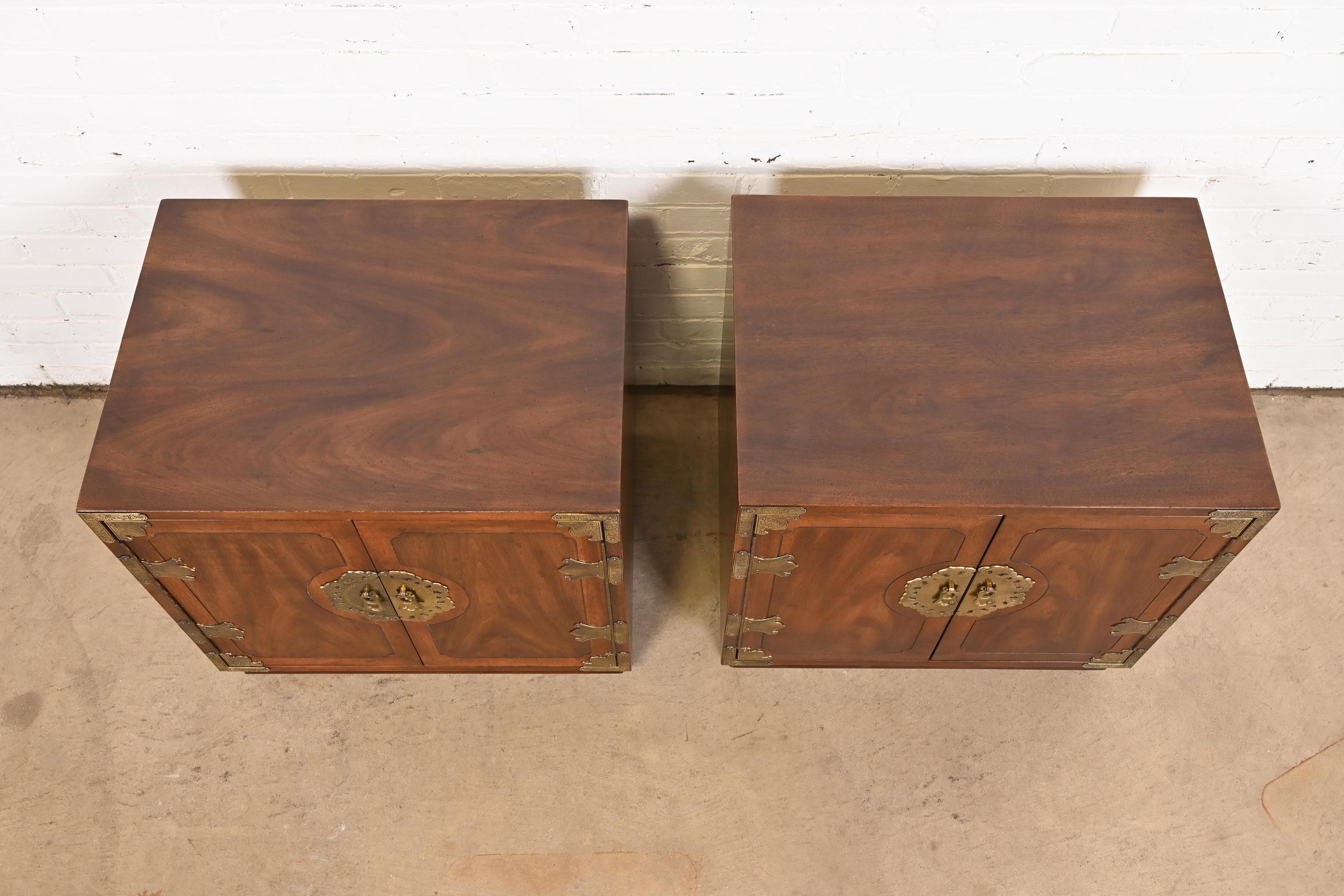 Henredon Mid-Century Hollywood Regency Chinoiserie Mahogany Bedside Chests, Pair For Sale 3